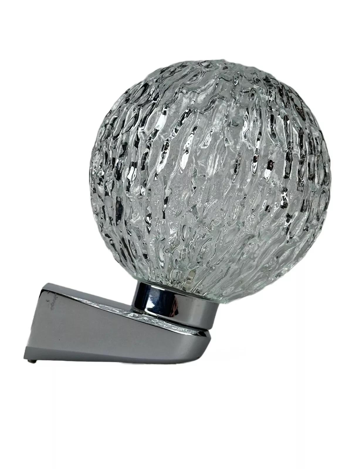 Lampada da parete anni '60-'70 a sfera in metallo, cromo e vetro design Space/One 

Objects for Objects: lampada da parete

Produttore: 

Condizioni: buone

Età: circa 1960-1970

Dimensioni:

Larghezza = 14,5 cm
Profondità = 16 cm
Altezza = 21