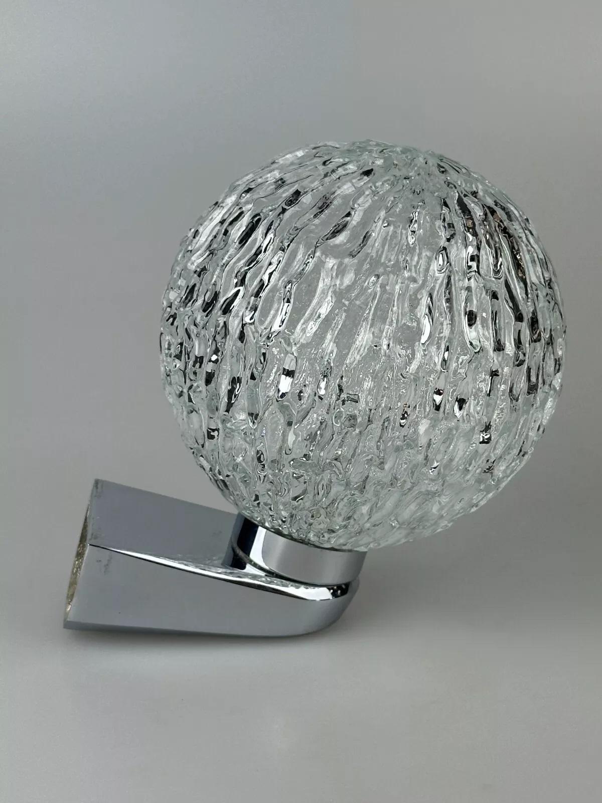 Lampada da parete anni '60-'70 a sfera in metallo, cromo e vetro design Space/One In condizioni buone in vendita a Neuenkirchen, NI