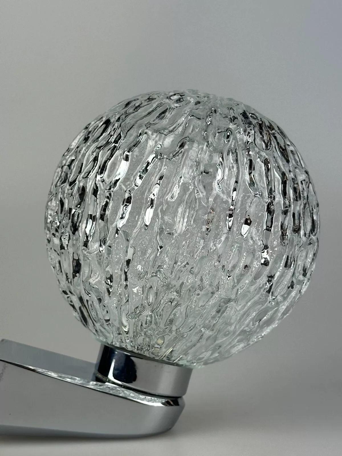 Fine XX secolo Lampada da parete anni '60-'70 a sfera in metallo, cromo e vetro design Space/One in vendita