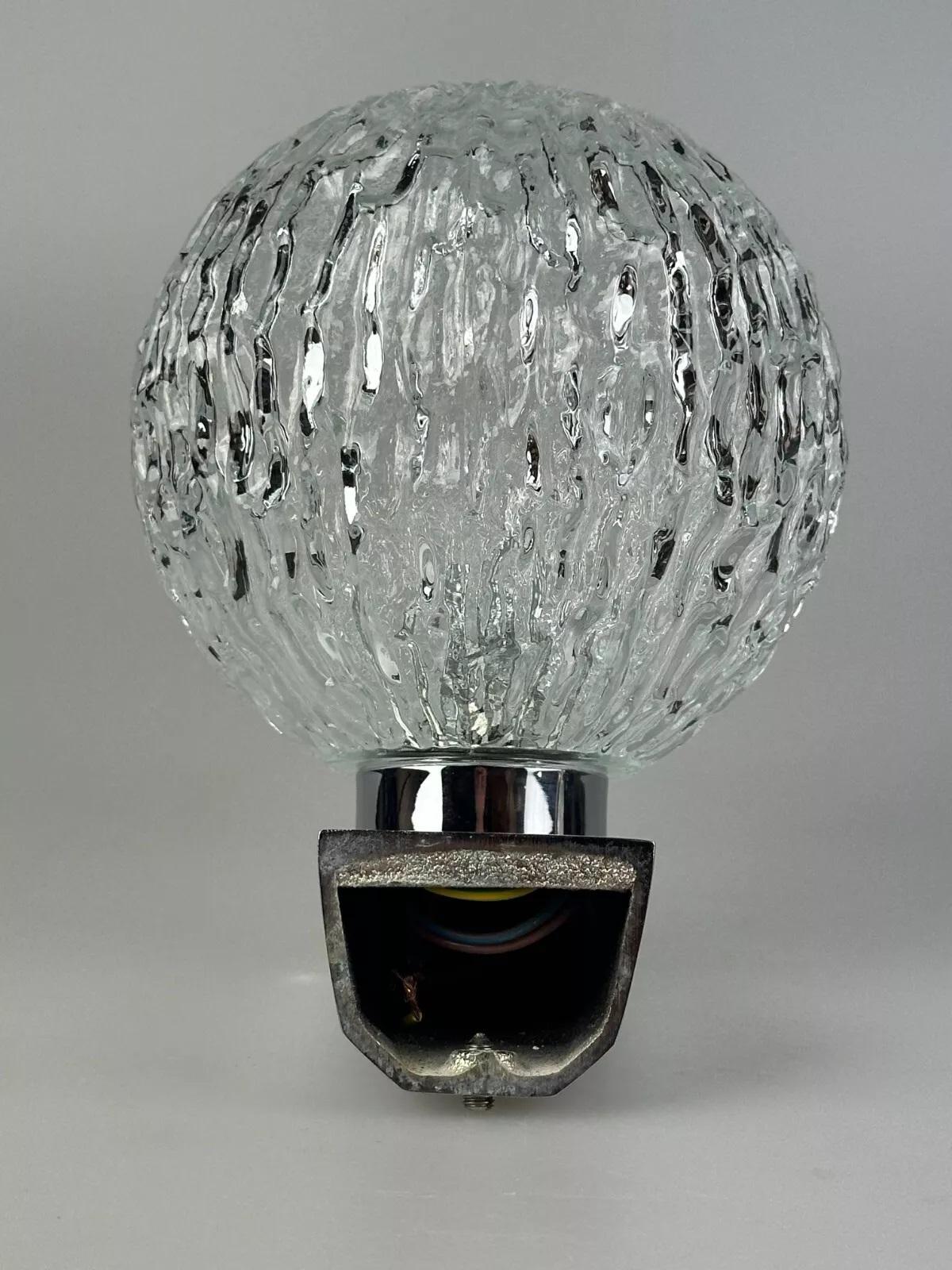 Lampada da parete anni '60-'70 a sfera in metallo, cromo e vetro design Space/One in vendita 1