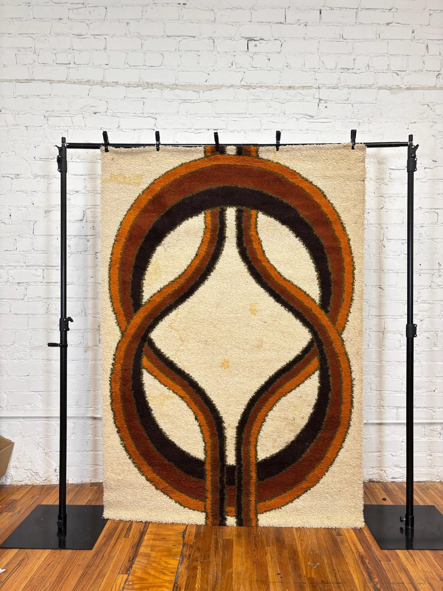 Tappeto WALLY'S arancione marrone a strisce, usato, del metà del secolo scorso. In condizioni ottime in vendita a Los Angeles, CA