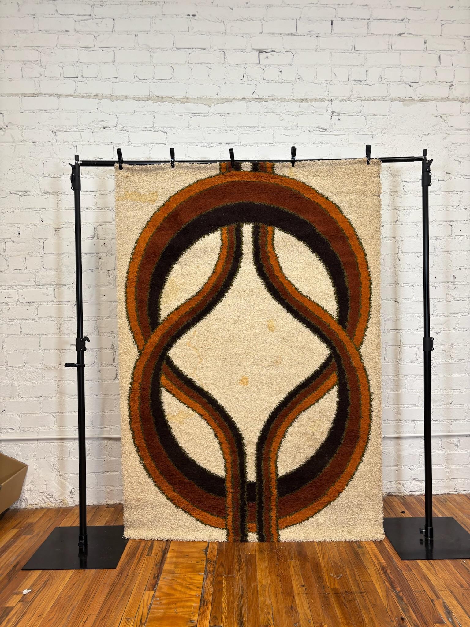 Metà XX secolo Tappeto WALLY'S arancione marrone a strisce, usato, del metà del secolo scorso. in vendita