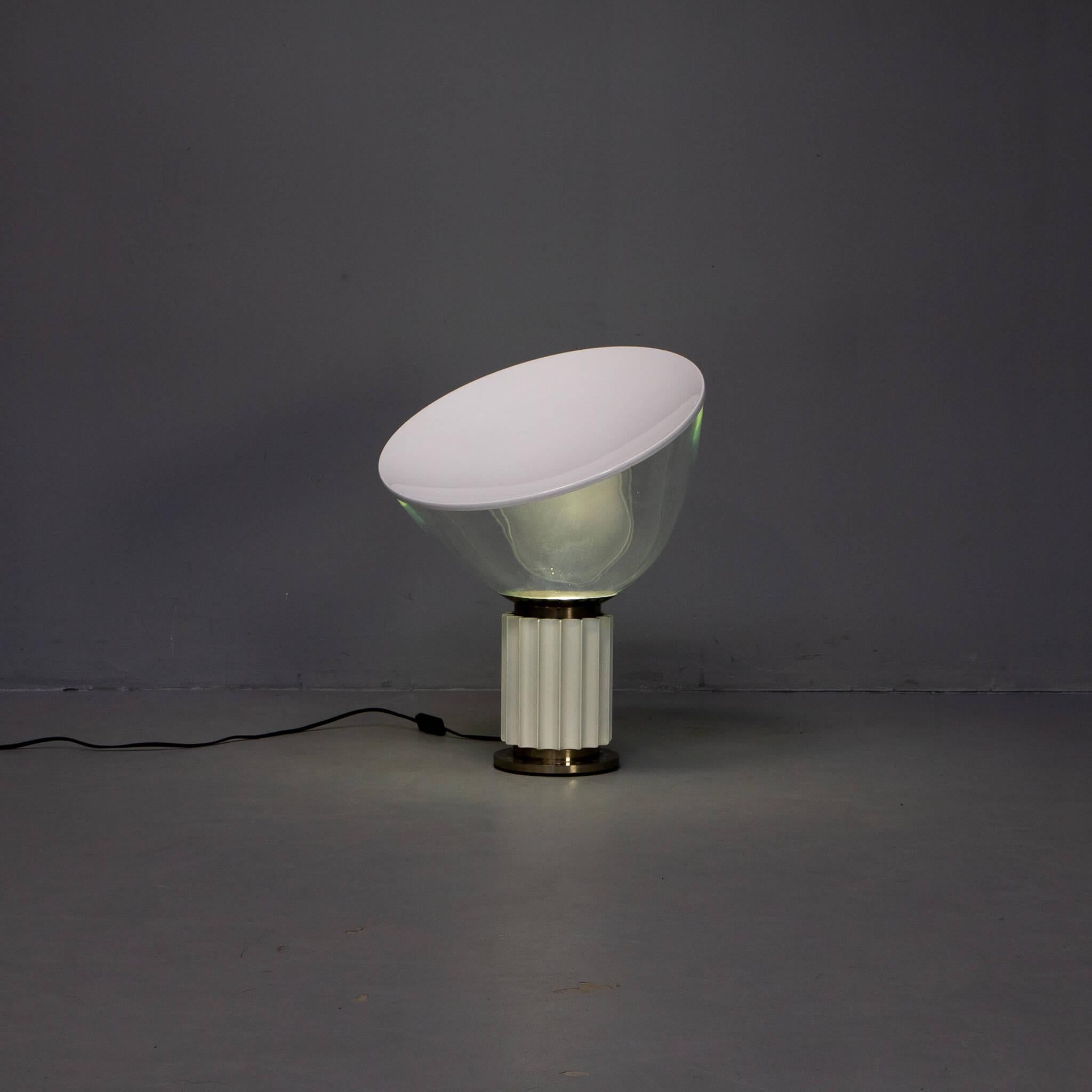 60s Achille & Pier Giacomo Castiglioni 'Taccia' lampe de table pour Flos 3