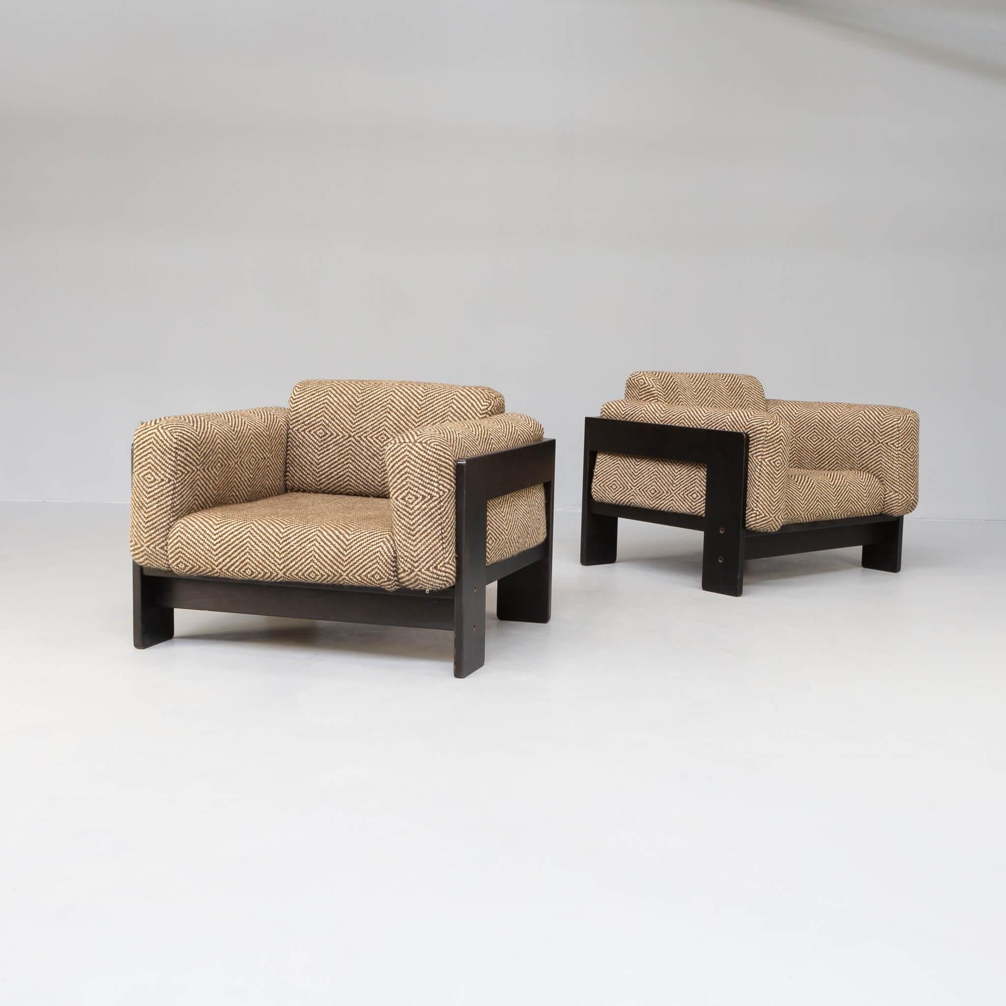 Tobia Scarpa designed the Bastiano series for the experimental design laboratory of Gavina in 1960. About the result Gavina said it “exploited Le Corbusier’s idea of free cushions in order to make a modern sofa” this time in wood. The sofa was the