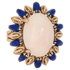 60er Jahre Vintage 14k Gold Cocktail-Schmuck aus Angel Skin Koralle Lapislazuli Ring