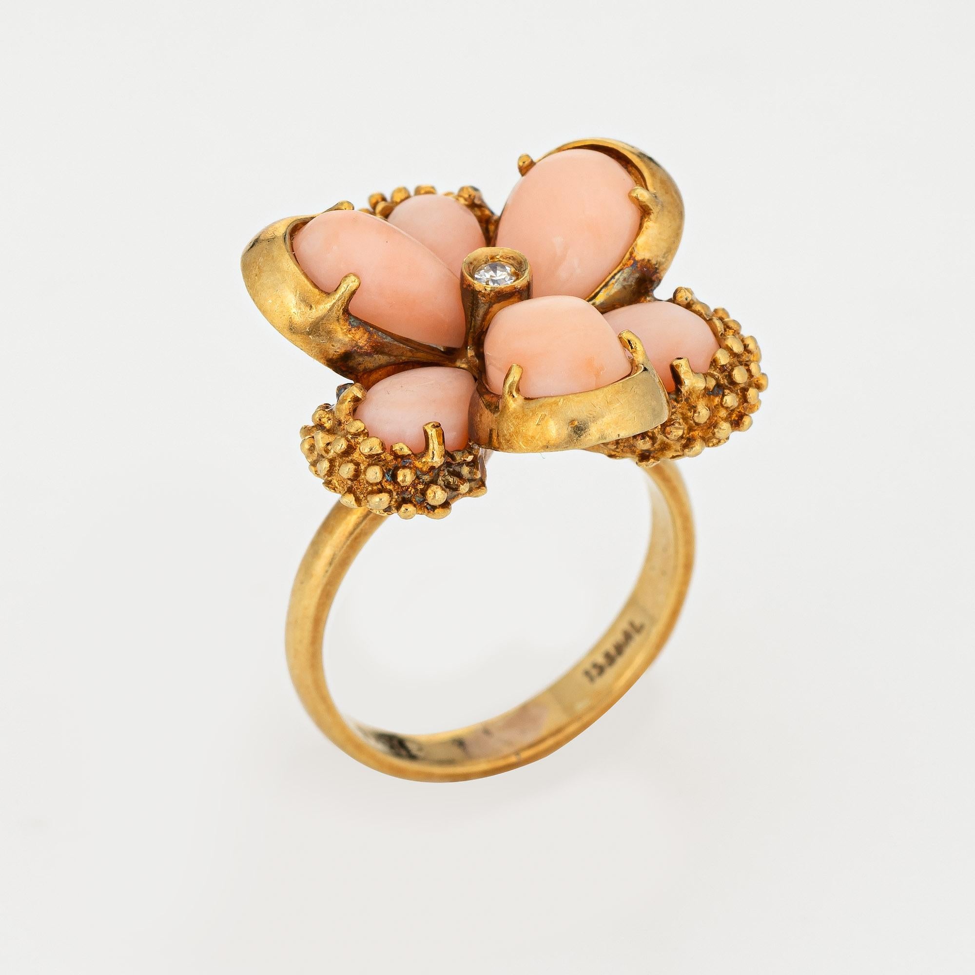 Stilvoller Ring aus 18 Karat Gelbgold mit Engelshaut, Koralle und Diamanten (circa 1960). 

Cabochon geschliffene Engelshautkoralle misst 8mm x 6mm und 6mm x 4mm. Ein geschätzter Diamant von 0,01 Karat im Einzelschliff ziert die Mitte der Fassung.