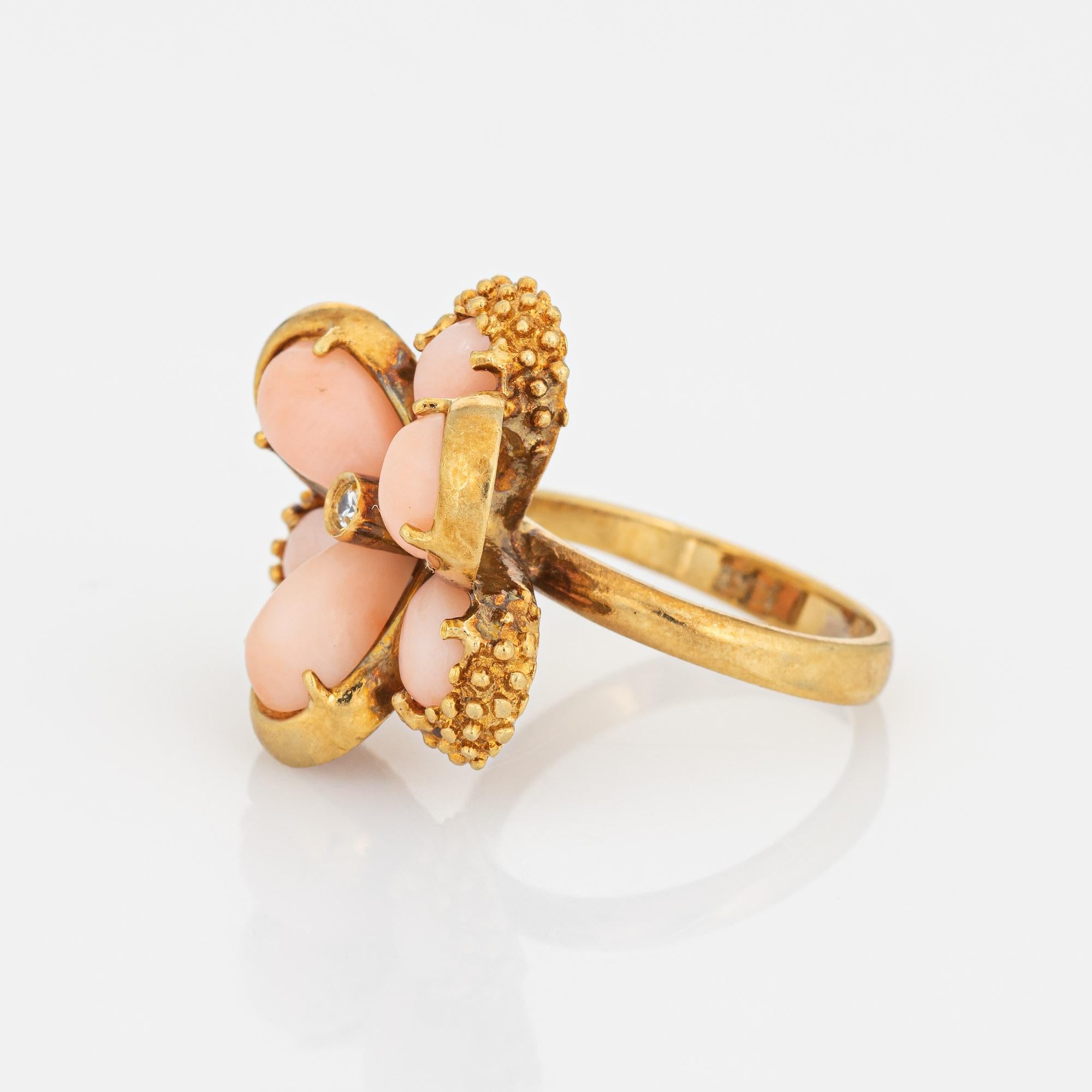 60er Jahre Diamant-Cocktailring aus 18 Karat Gelbgold mit Engelshaut-Koralle (Cabochon)