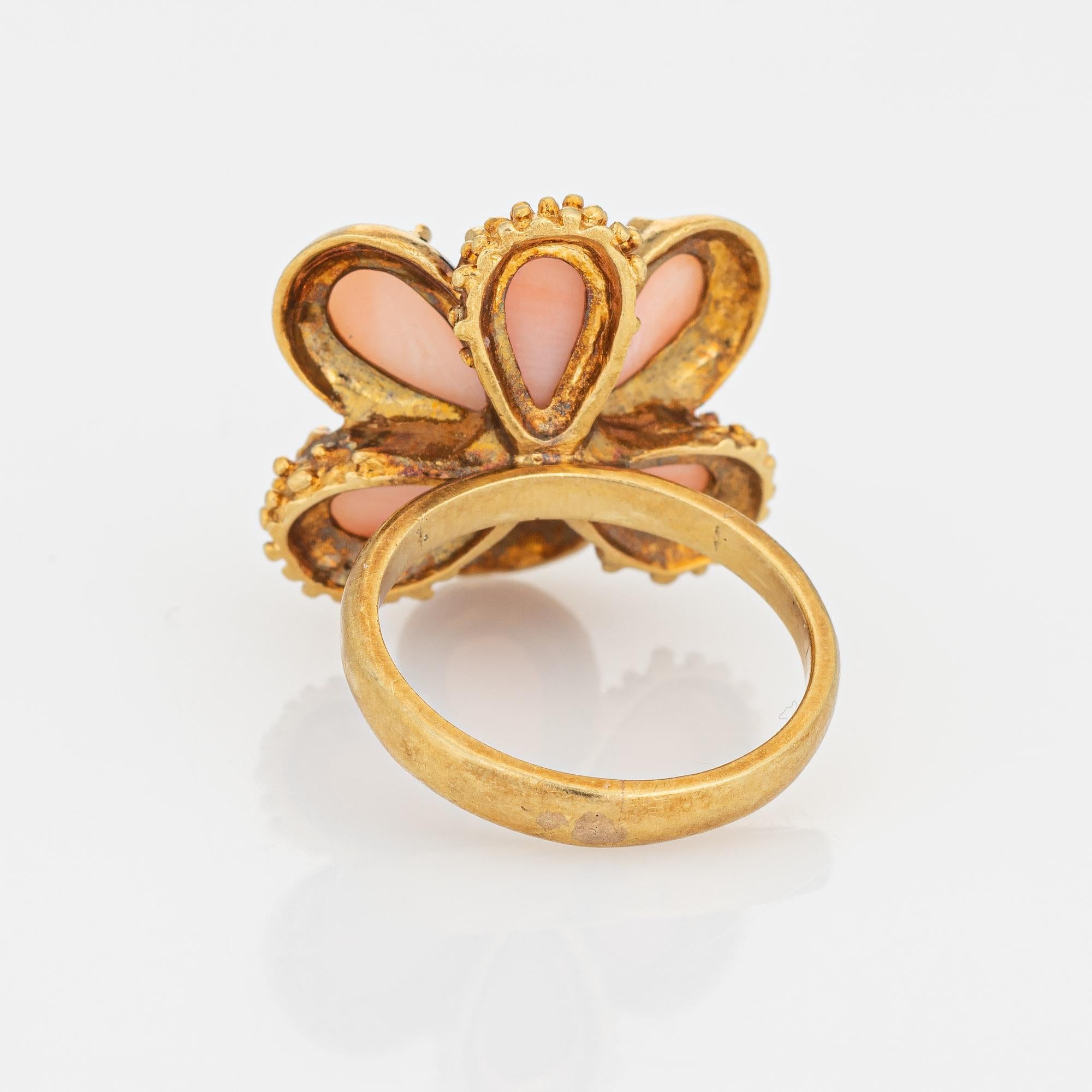 60er Jahre Diamant-Cocktailring aus 18 Karat Gelbgold mit Engelshaut-Koralle im Zustand „Gut“ in Torrance, CA