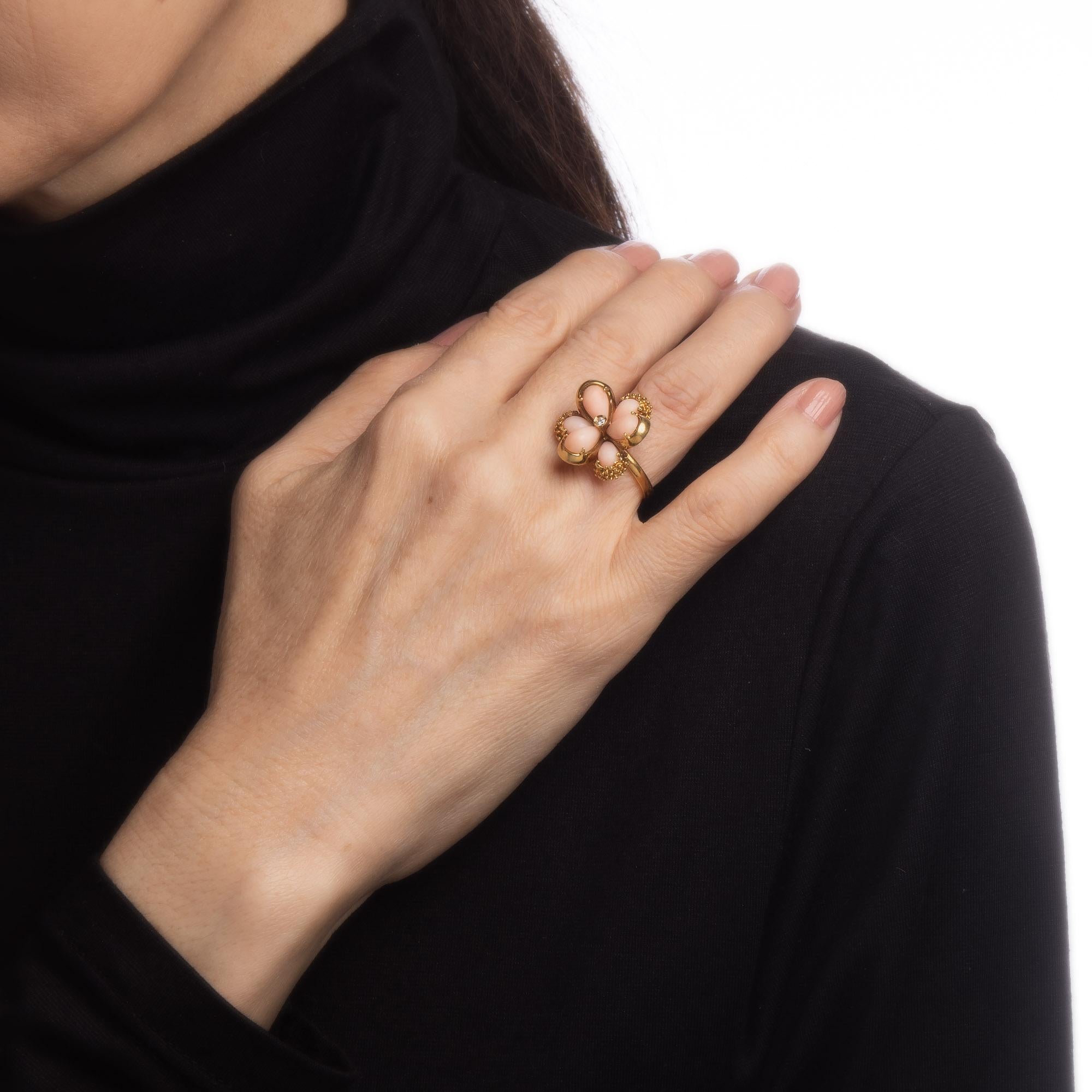60er Jahre Diamant-Cocktailring aus 18 Karat Gelbgold mit Engelshaut-Koralle Damen