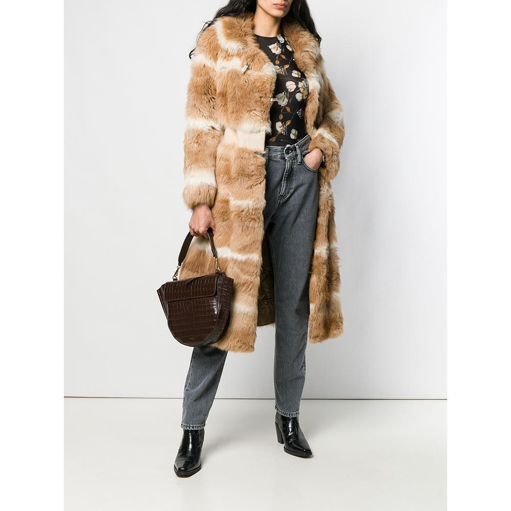 A.N.G.E.L.O. Vintage - ITALY

A.N.G.E.L.O. Vintage Cult beige guanaco fur coat. Classic collar, front closure with hooks, ivory leather waistband. Long sleeves and welt pockets.

Please note, this item cannot be shipped outside the European