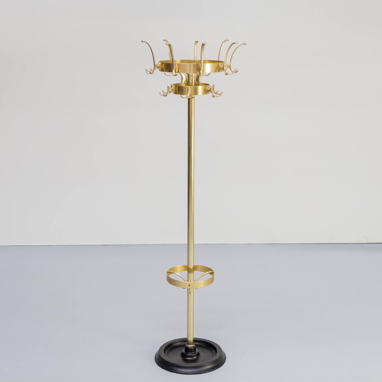 1960s beautiful brass round freestanding coat rack in heavy quality. The brass pole in 1 piece with umbrella stand mounted. Foot in cast iron. Good condition consistent with age and use.