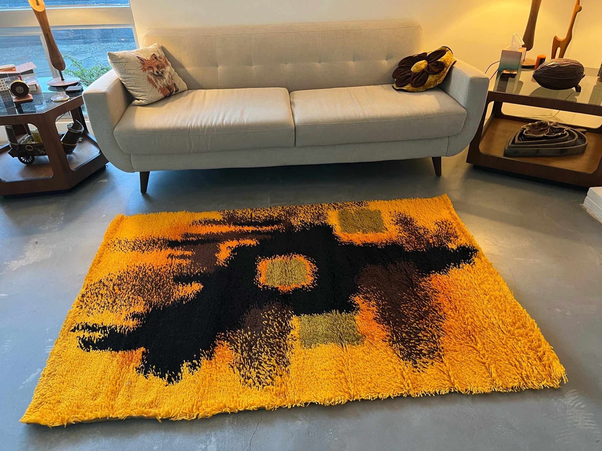 From a crazy collection that was kept in storage for decades!
All new UNUSED vintage 60's/70's Rugs!

BELLE RYA black green orange Danish Rya Rug

Creator: Belle Rya

100% Authentic!!!



Condition: New with tags, unused vintage condition, never