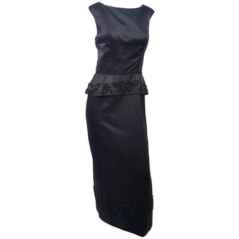 Robe colonne noire perlée des années 60 avec péplum Bon état - En vente à San Francisco, CA