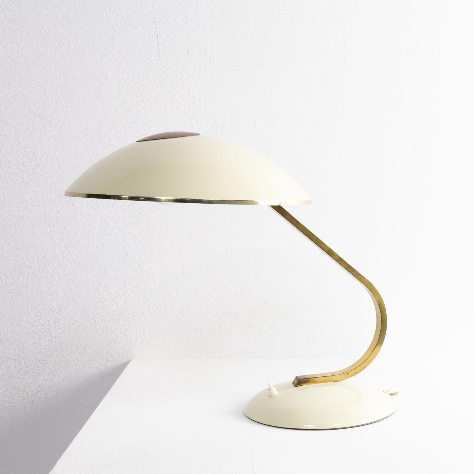 Mid-Century Modern 1960s Brass and Cream Table Lamp in the Style of Stilnovo For Sale