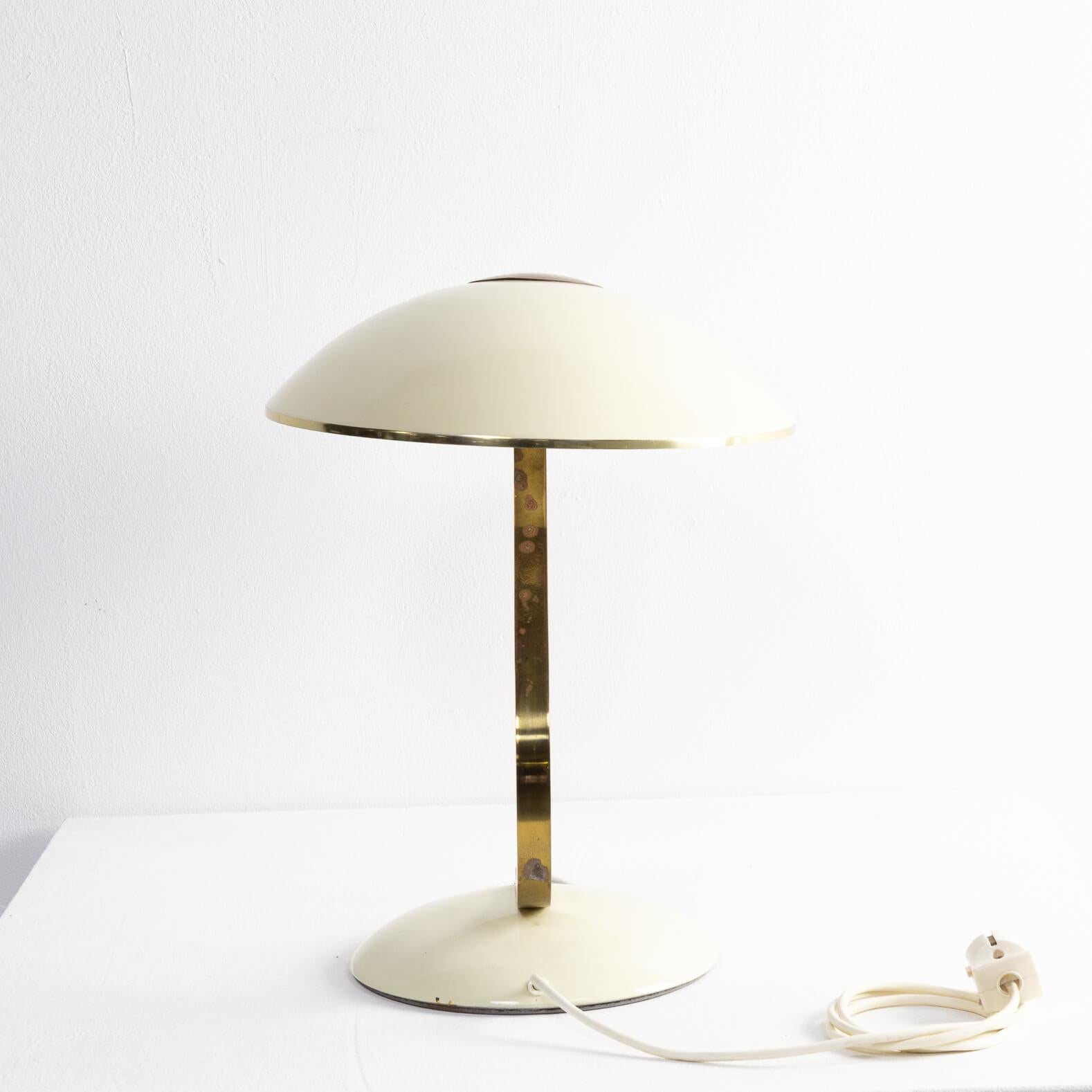 Italian 1960s Brass and Cream Table Lamp in the Style of Stilnovo For Sale