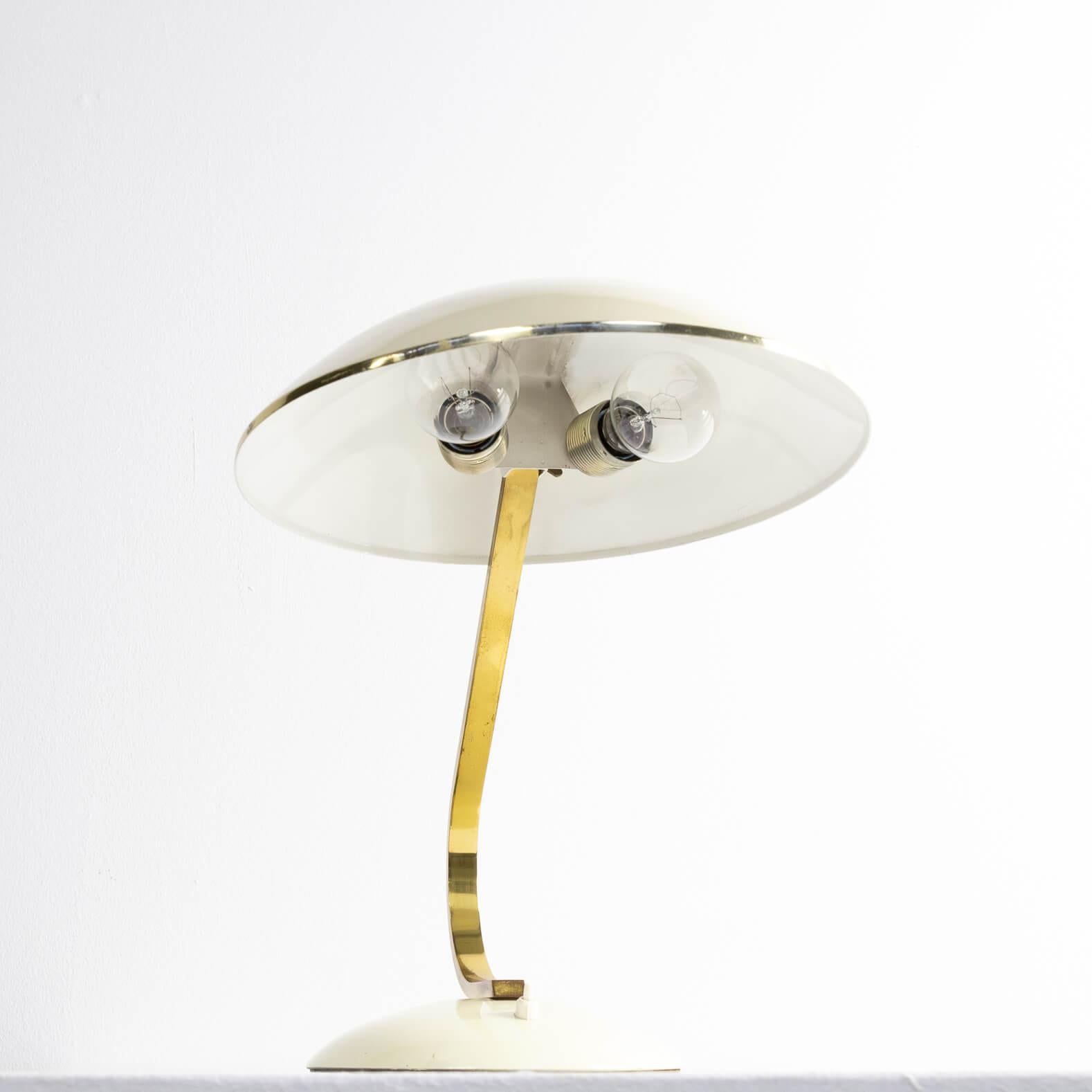 1960s Brass and Cream Table Lamp in the Style of Stilnovo In Good Condition For Sale In Amstelveen, Noord