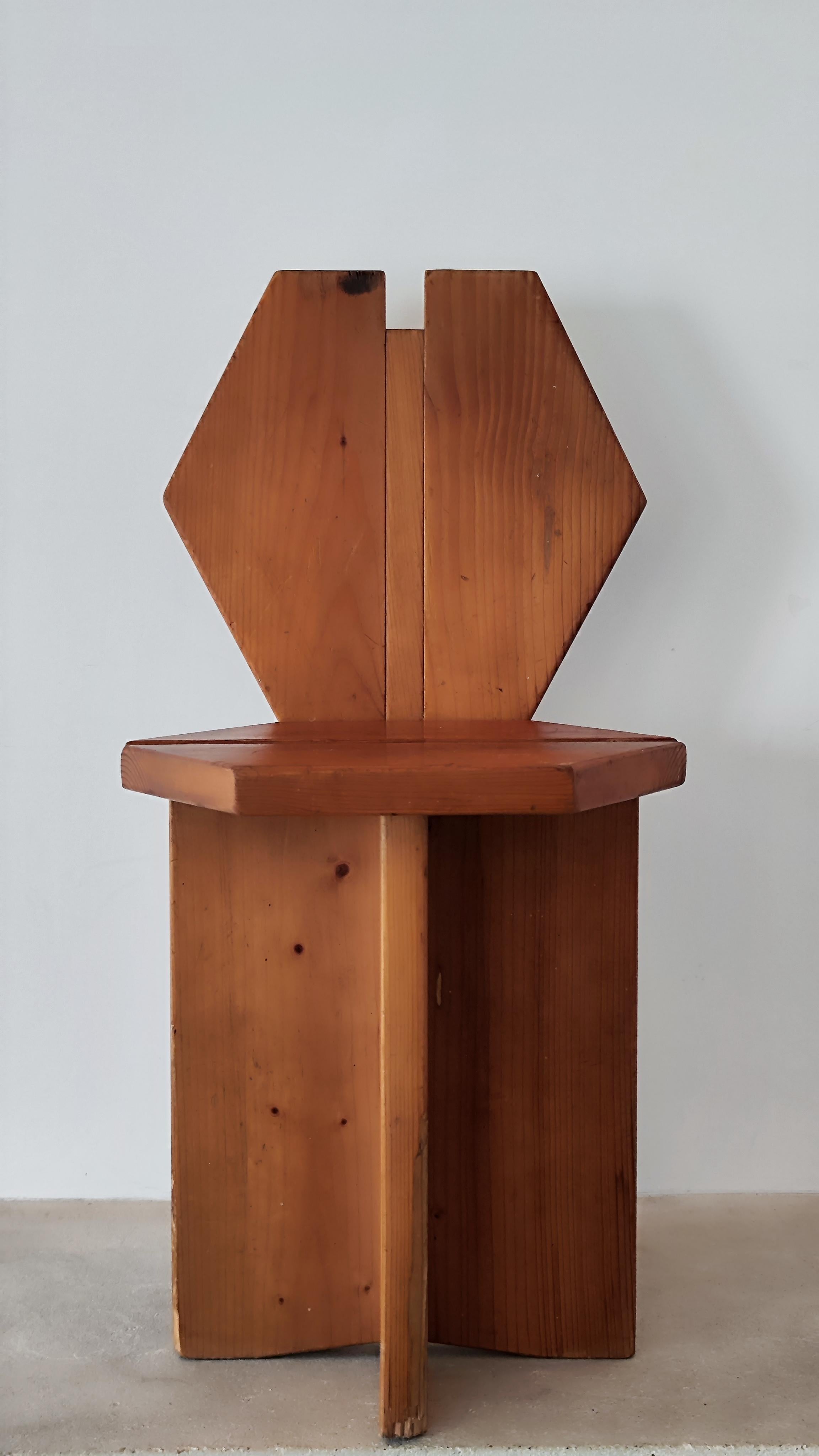 60s brutalist pine chair - France - René Martin for Perriand. 1960.
.
René Martin was Charlotte Perriand's cabinetmaker in Méribel-les-Allues. 
