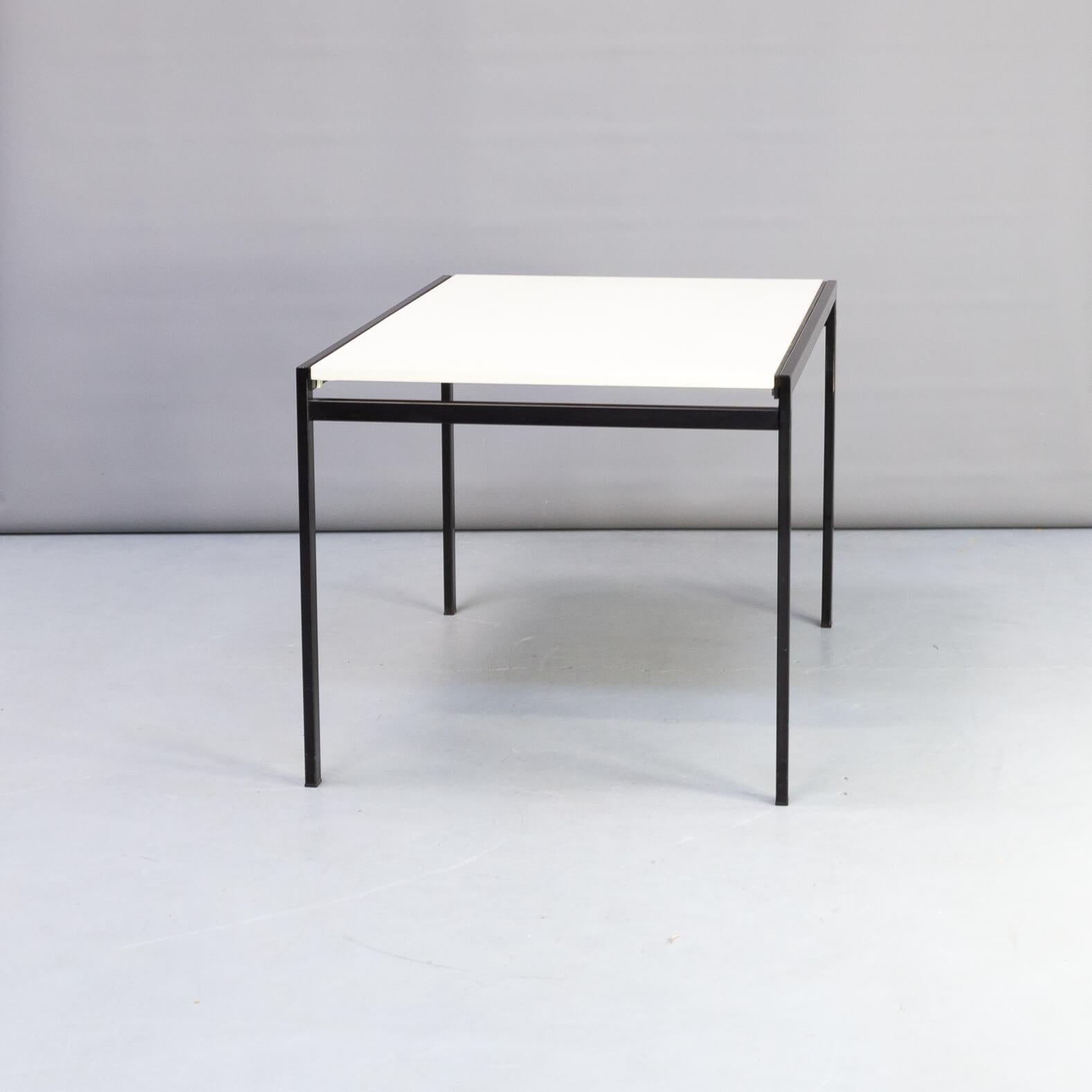 In 1958, Braakman designed the ‘Japanese Series’. The series derives it’s name from the clean and angular outside lines that brings to mind traditional Japanese designs. The TU30 dining table has a hidden extra table top, to be pulled up from