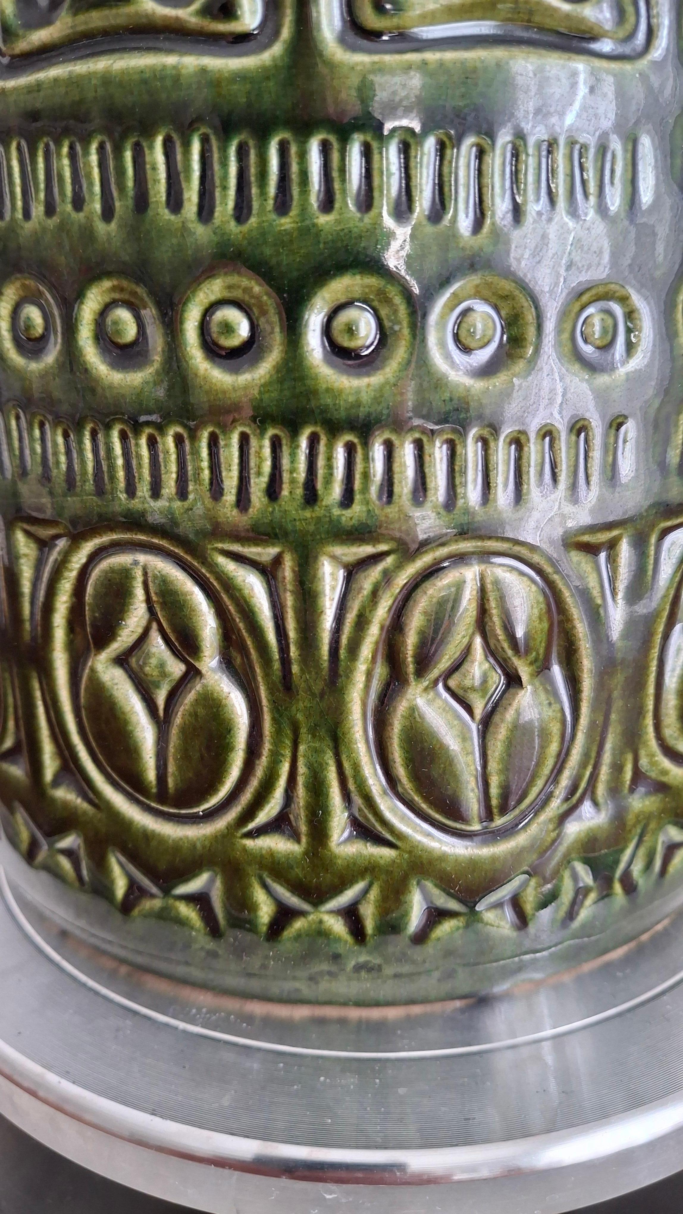 Un magnifique vase en céramique de l'Allemagne de l'Ouest avec un beau motif et une d�élicieuse glaçure brillante vert olive. Fabriqué dans les années 1960. Avec le Label d'origine. 

Très bon état.

DIMENSIONS :  H 41 cm et Ø 17cm.
