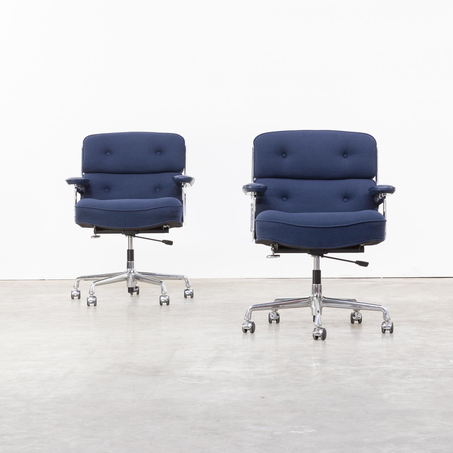 1960s Charles & Ray Eames ‘Lobby Chair’ ES 104 for Vitra, set of 2. Designed originally for the lobby of the Time Life building in New York (1959) this 3 cushions luxury office chair is named the king under office chairs. Set of two pieces in blue