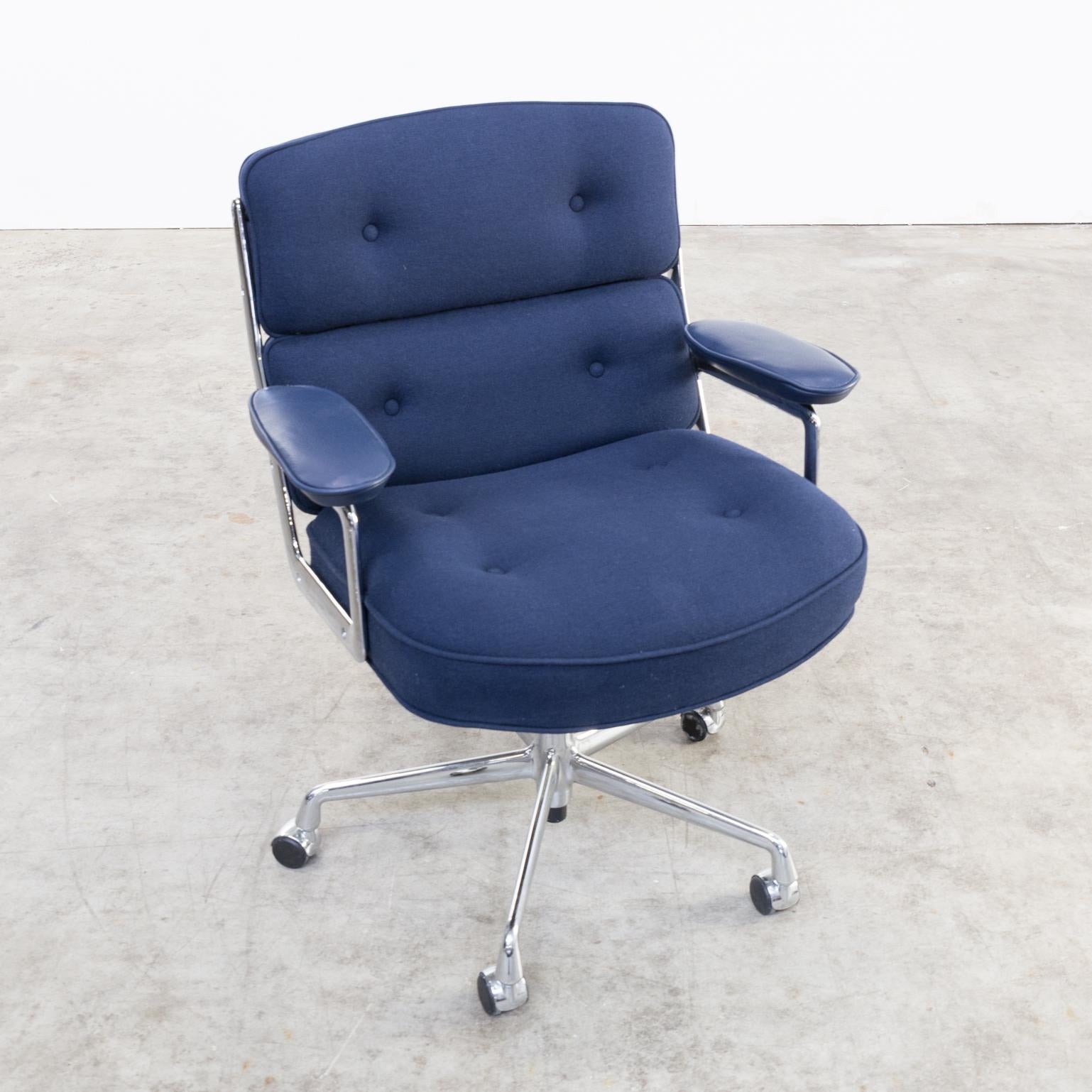 Mid-20th Century 1960s Charles & Ray Eames ‘Lobby Chair’ Es 104 for Vitra, Set of 2 For Sale