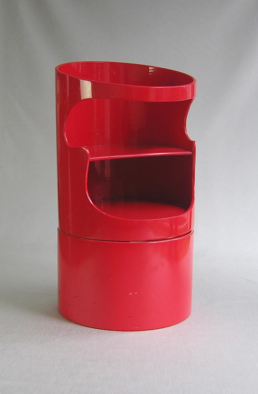 Roter Tomotom-Stil (1966) Baby-/Kinderhochstuhl-Seitentisch-Kombination 
das zu einem ganzen Esszimmer-Set passt - zugeschrieben von Bernard Holdaway.

Gestapelt ist es eine Hochstuhlkombination. Getrennt ist es ein niedriger Stuhl mit einem