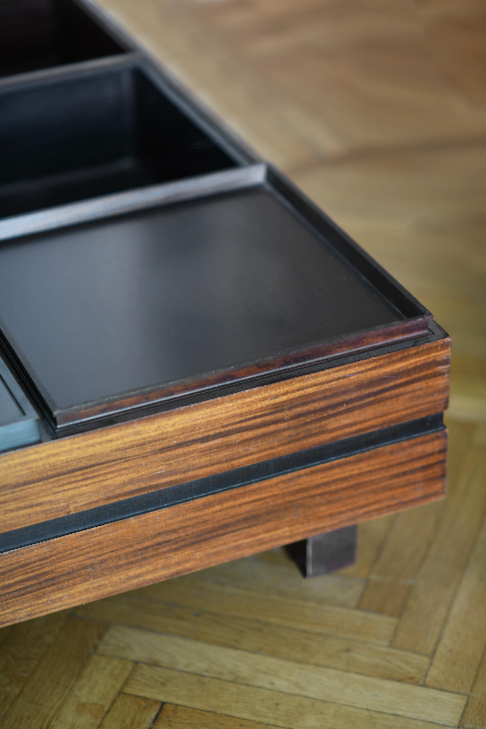 Table basse en bois de Luigi Sormani produit par
Les meubles Sormani en 1960. La table comporte six conteneurs intégrés à la structure, dont trois sont recouverts d'une surface en verre.
 