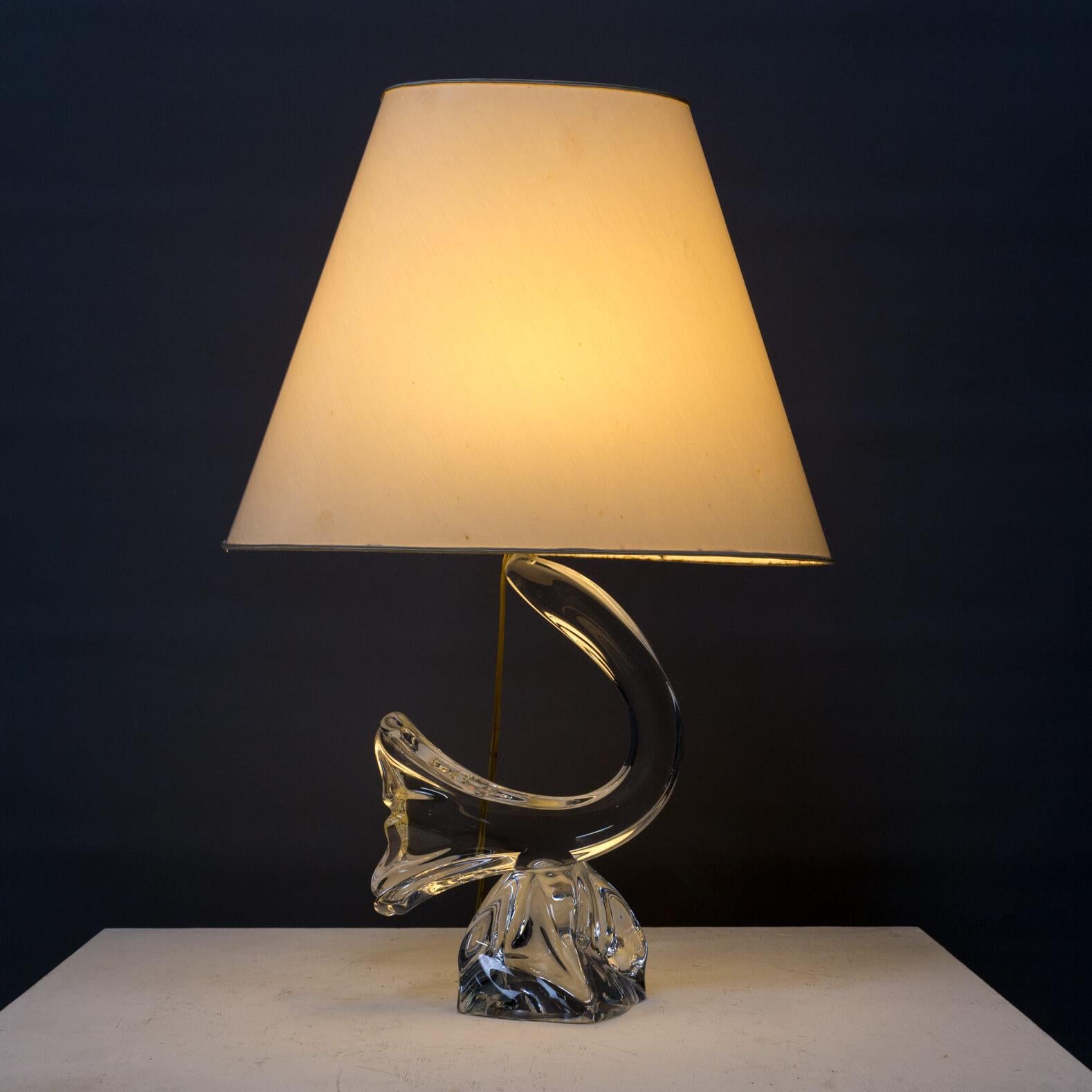 1960s crystal art table lamp for Daum France. Beautiful midcentury table light made of hand blown organic-formed clear crystal glass by Michel Daum in Nancy, France. The lamp is in fully working tested rewired excellent condition with original