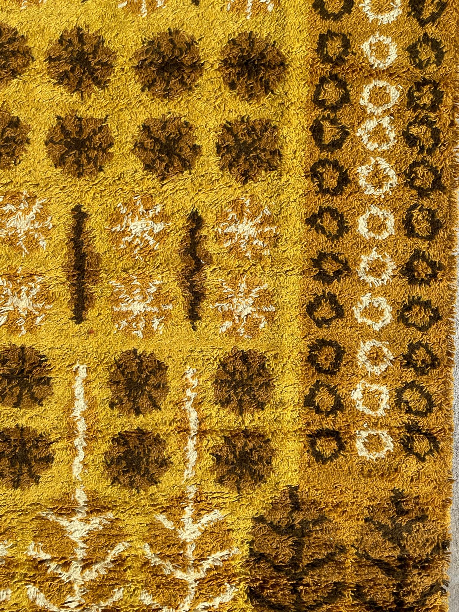 Metà XX secolo Tappeto anni '60 Dania Taepper Circles Snow Flakes INUTILE Tappeto danese Rya 5'7