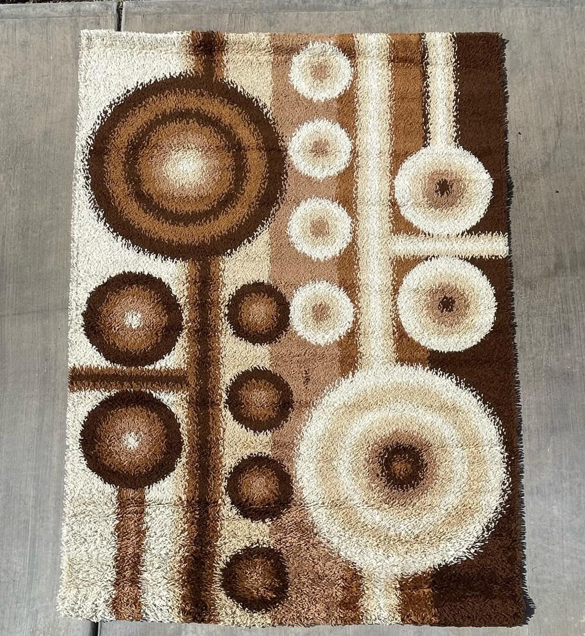 Aus einer verrückten Sammlung, die jahrzehntelang aufbewahrt wurde!
Alle neuen UNGEBRAUCHTEN Vintage-Teppiche der 60er/70er Jahre!

 DANIA TAEPPER Braun Beige Kreise Rya Teppich

Schöpfer: Dania Taepper

100% authentisch!!!



Zustand: Neu mit