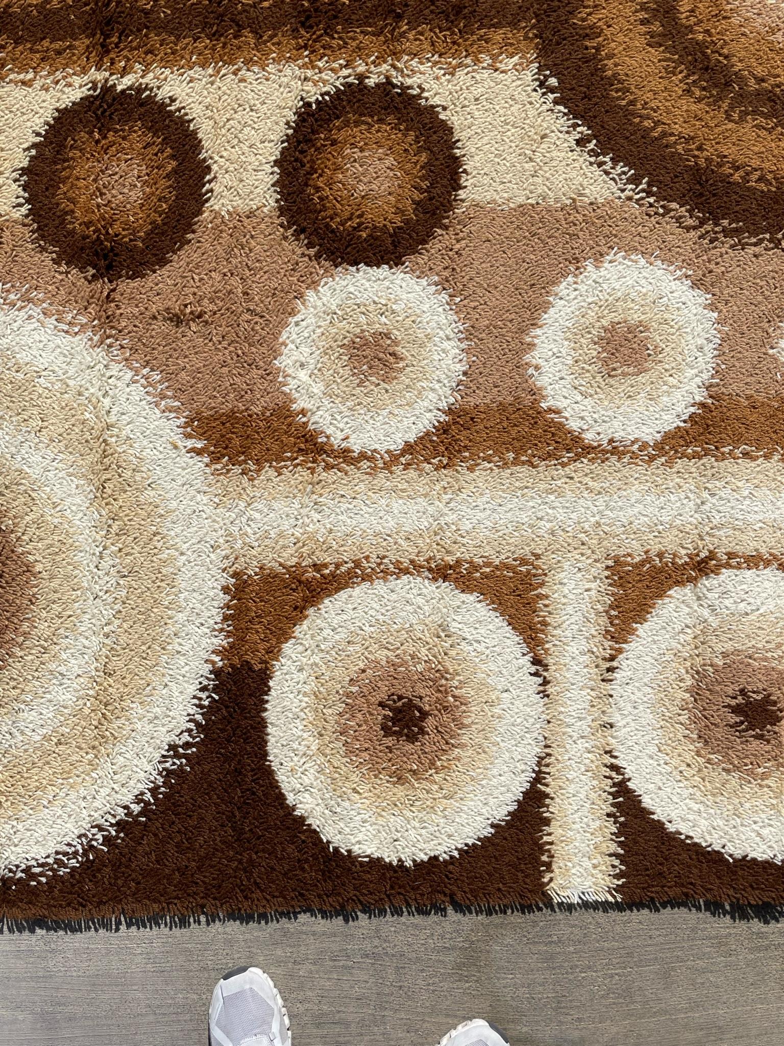 60's DANIA TAEPPER Kreise UNGEBRAUCHT Mid Century Modern Danish Rya Rug Brown Beige im Zustand „Hervorragend“ im Angebot in Los Angeles, CA