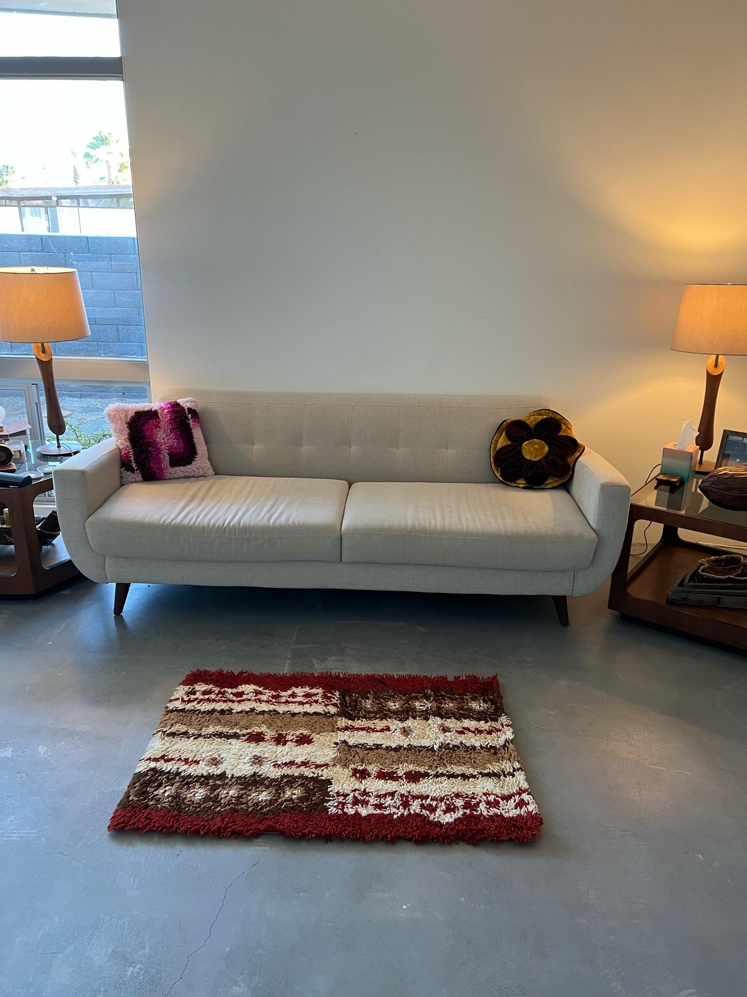 Da una collezione pazzesca che è stata conservata per decenni!
Tappeti vintage anni '60/'70 tutti nuovi e non usati!

Tappeto Dania Taepper Cerchi geometrici Marrone Beige Ruggine Rosso Rya

Creatore: Dania Taepper

100% Autentico!!!



Condit: