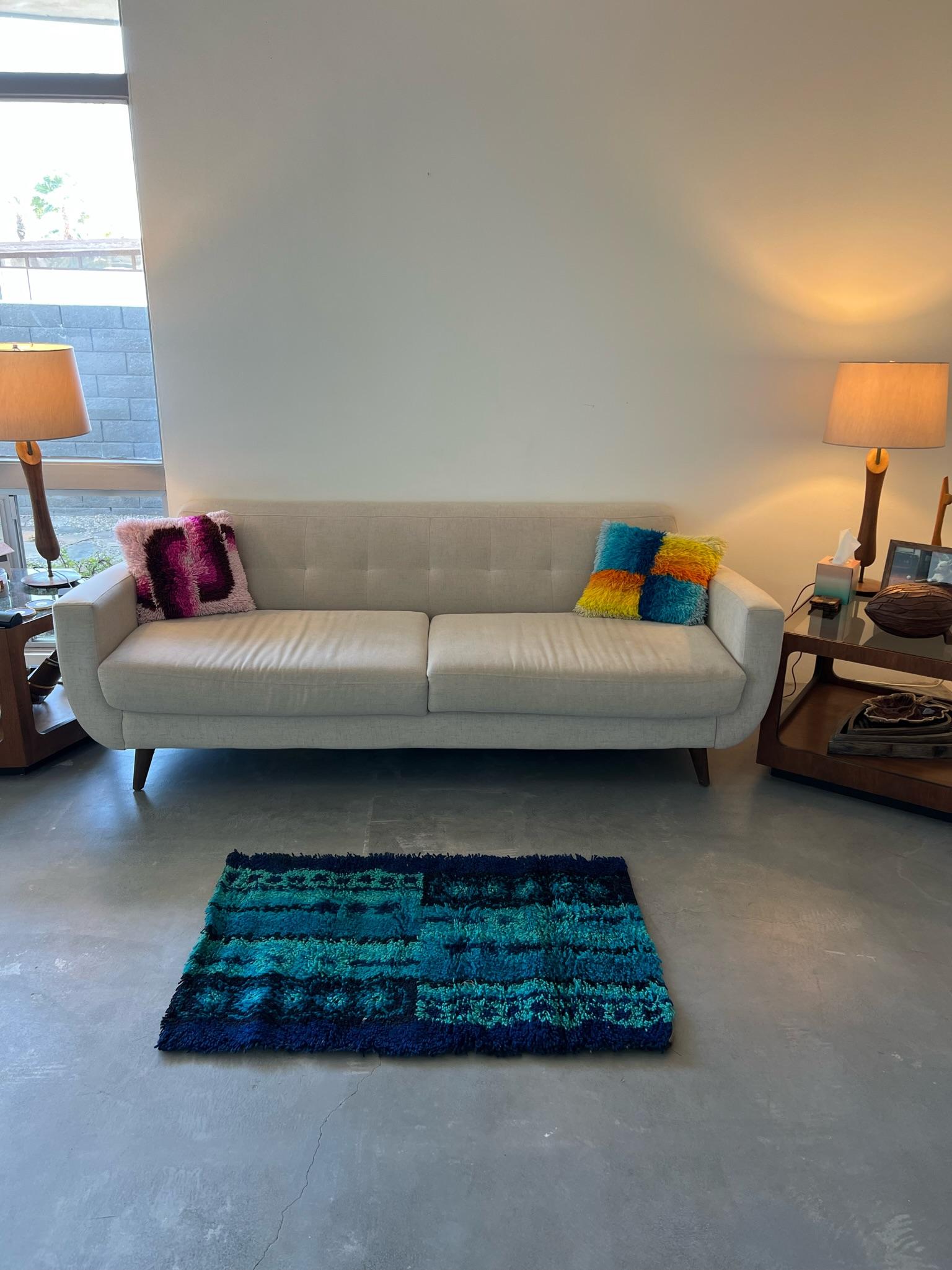 Aus einer verrückten Sammlung, die jahrzehntelang aufbewahrt wurde!
Alle neuen UNGEBRAUCHTEN Vintage-Teppiche der 60er/70er Jahre!

DANIA TAEPPER Geometrische Reihen/Kreise Blau Rya Teppich

Schöpfer: Dania Taepper

100% authentisch!!!



Zustand: