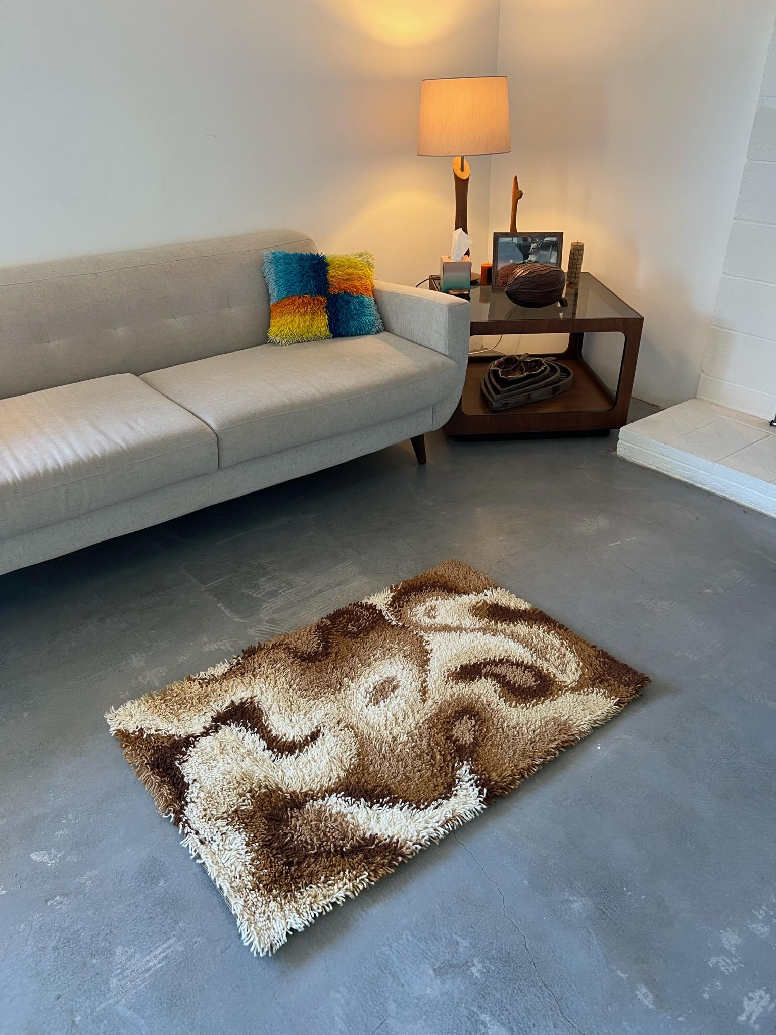 Danese Tappeto Dania Taepper Waves Abstract UNUSED Mid Century Modern Danish Rya Brown degli anni '60 in vendita