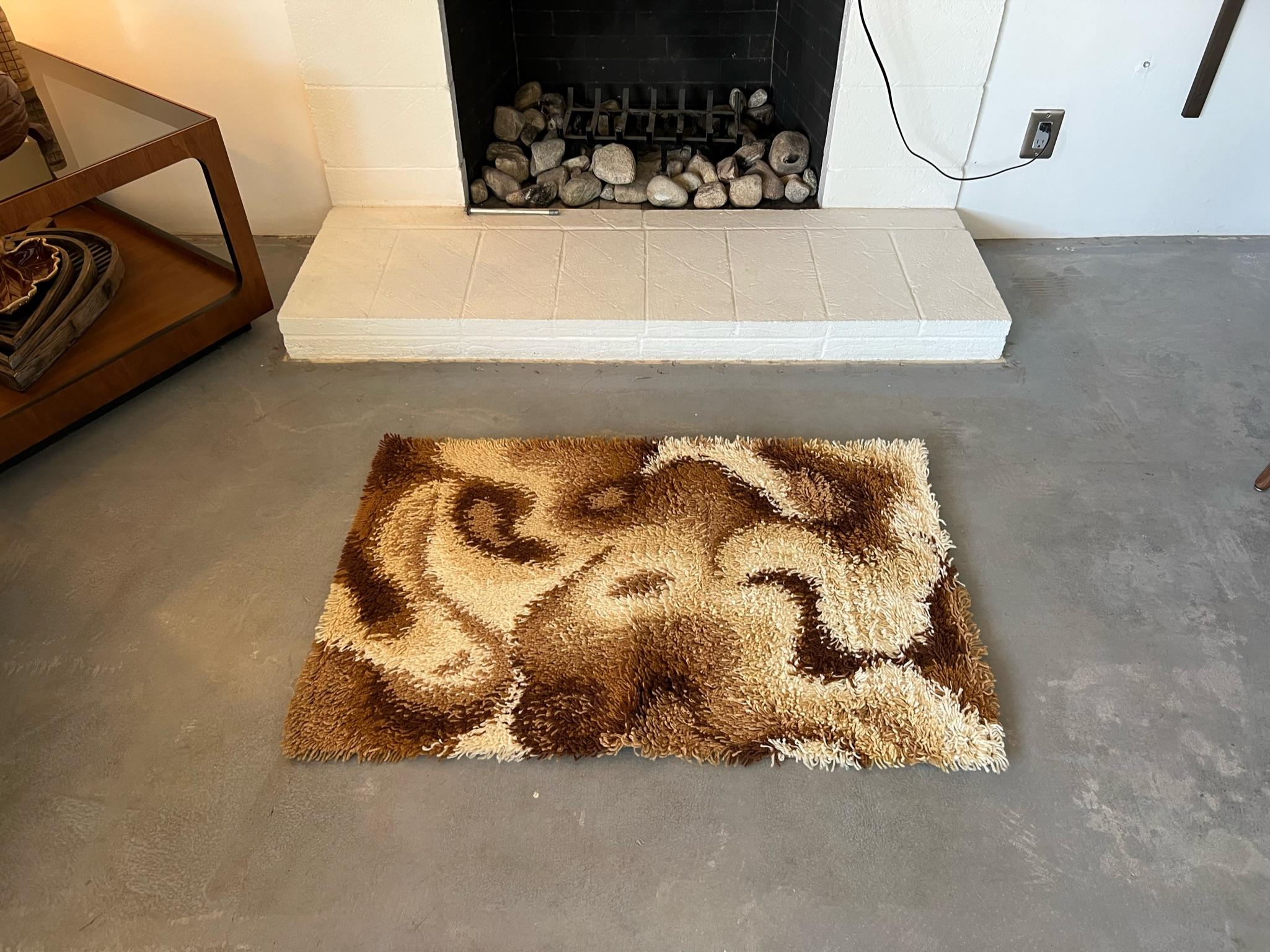Metà XX secolo Tappeto Dania Taepper Waves Abstract UNUSED Mid Century Modern Danish Rya Brown degli anni '60 in vendita