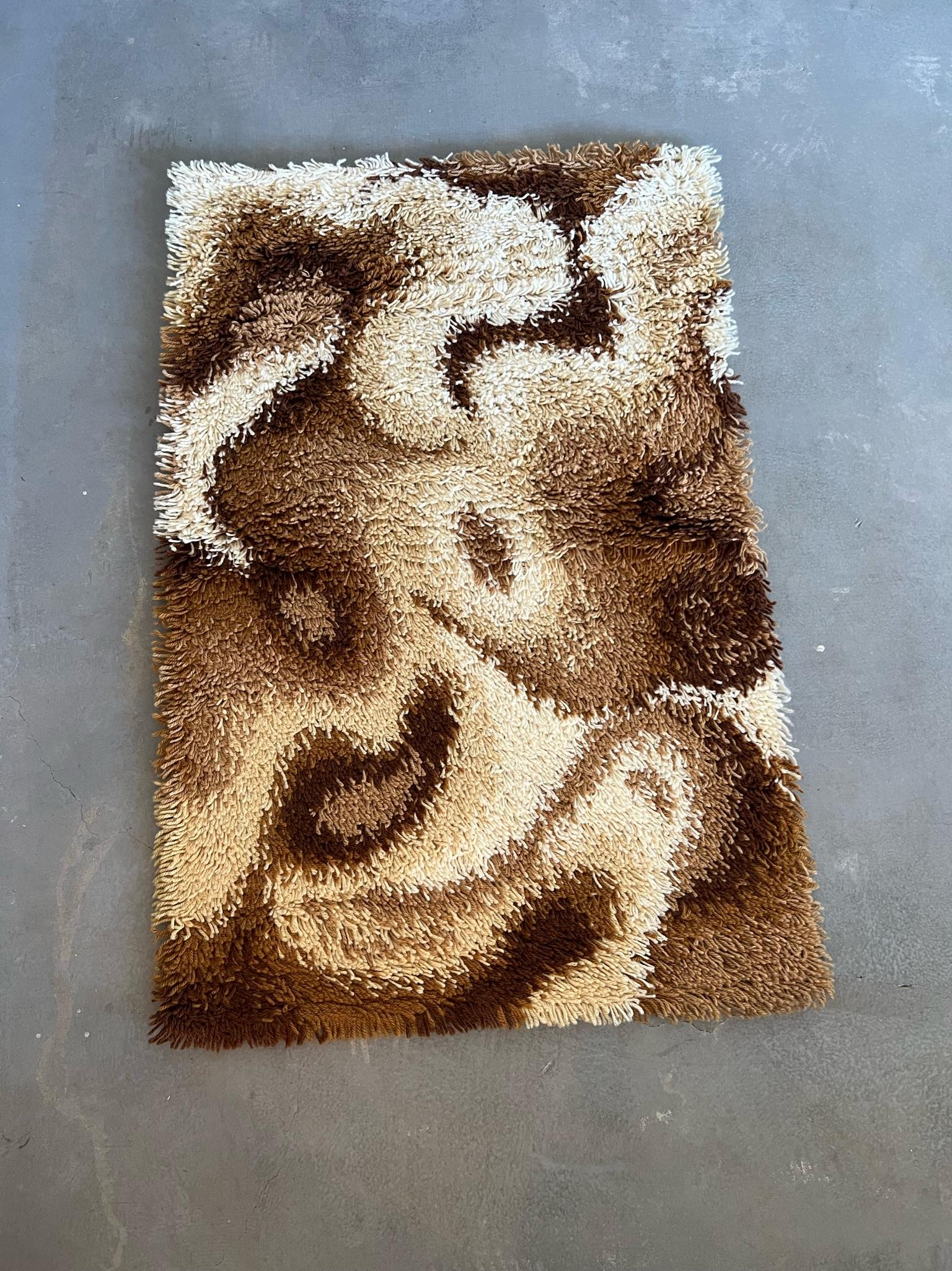 Lana Tappeto Dania Taepper Waves Abstract UNUSED Mid Century Modern Danish Rya Brown degli anni '60 in vendita