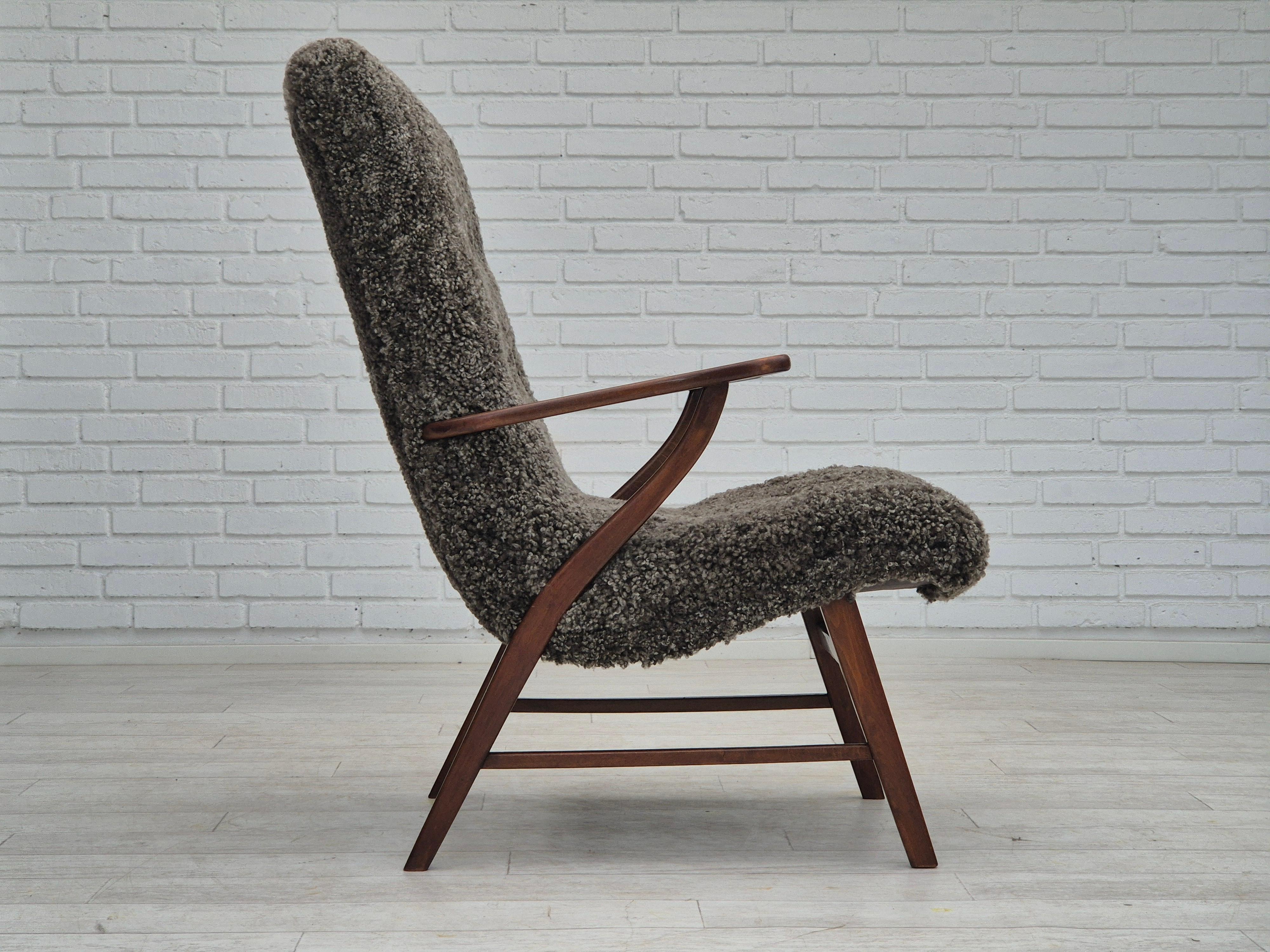 Scandinavo moderno Anni '60, design danese, poltrona ristrutturata, vera pelle di pecora di qualità. in vendita