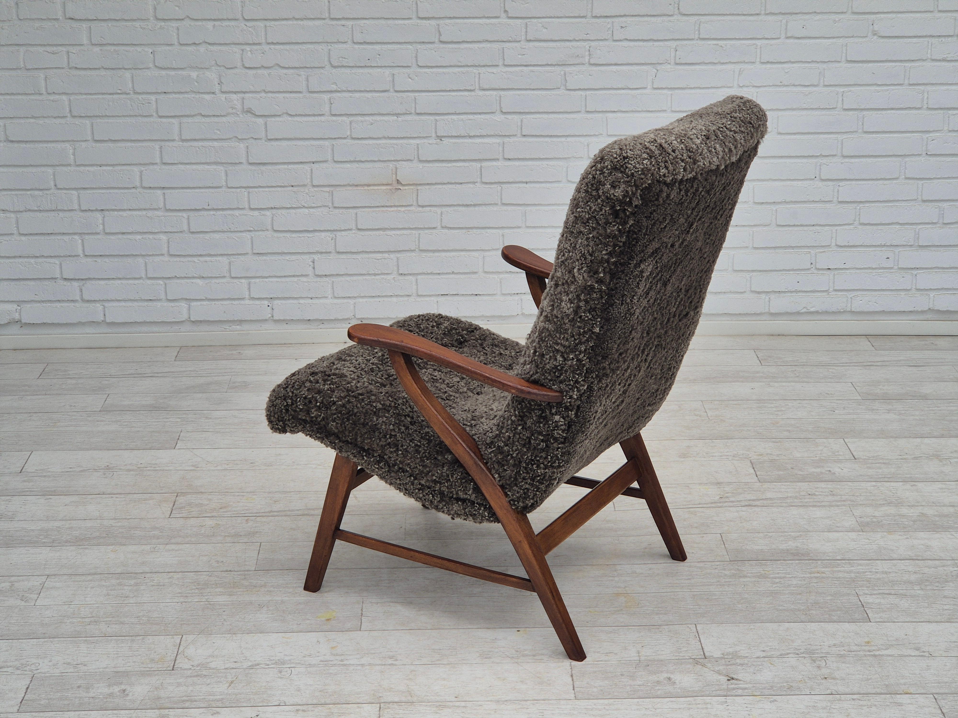 Metà XX secolo Anni '60, design danese, poltrona ristrutturata, vera pelle di pecora di qualità. in vendita