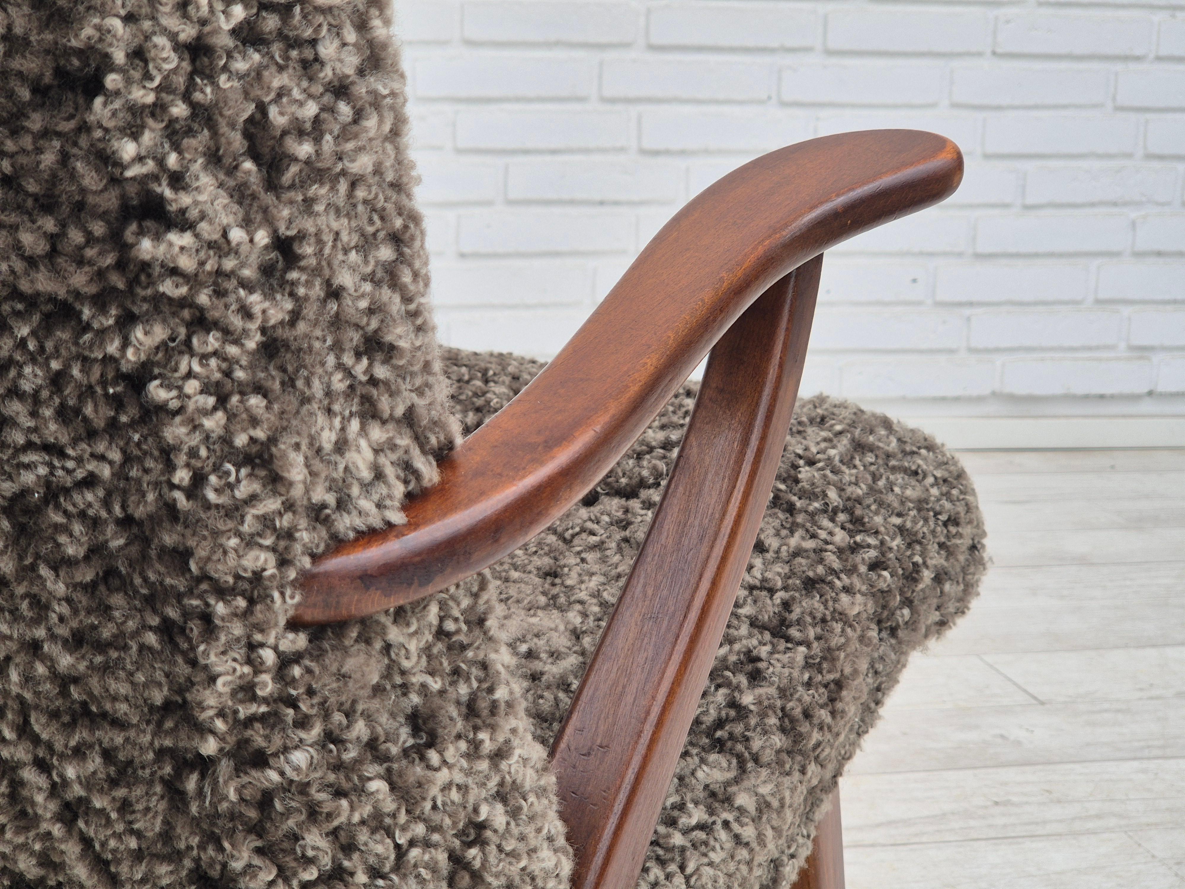 Anni '60, design danese, poltrona ristrutturata, vera pelle di pecora di qualità. in vendita 1