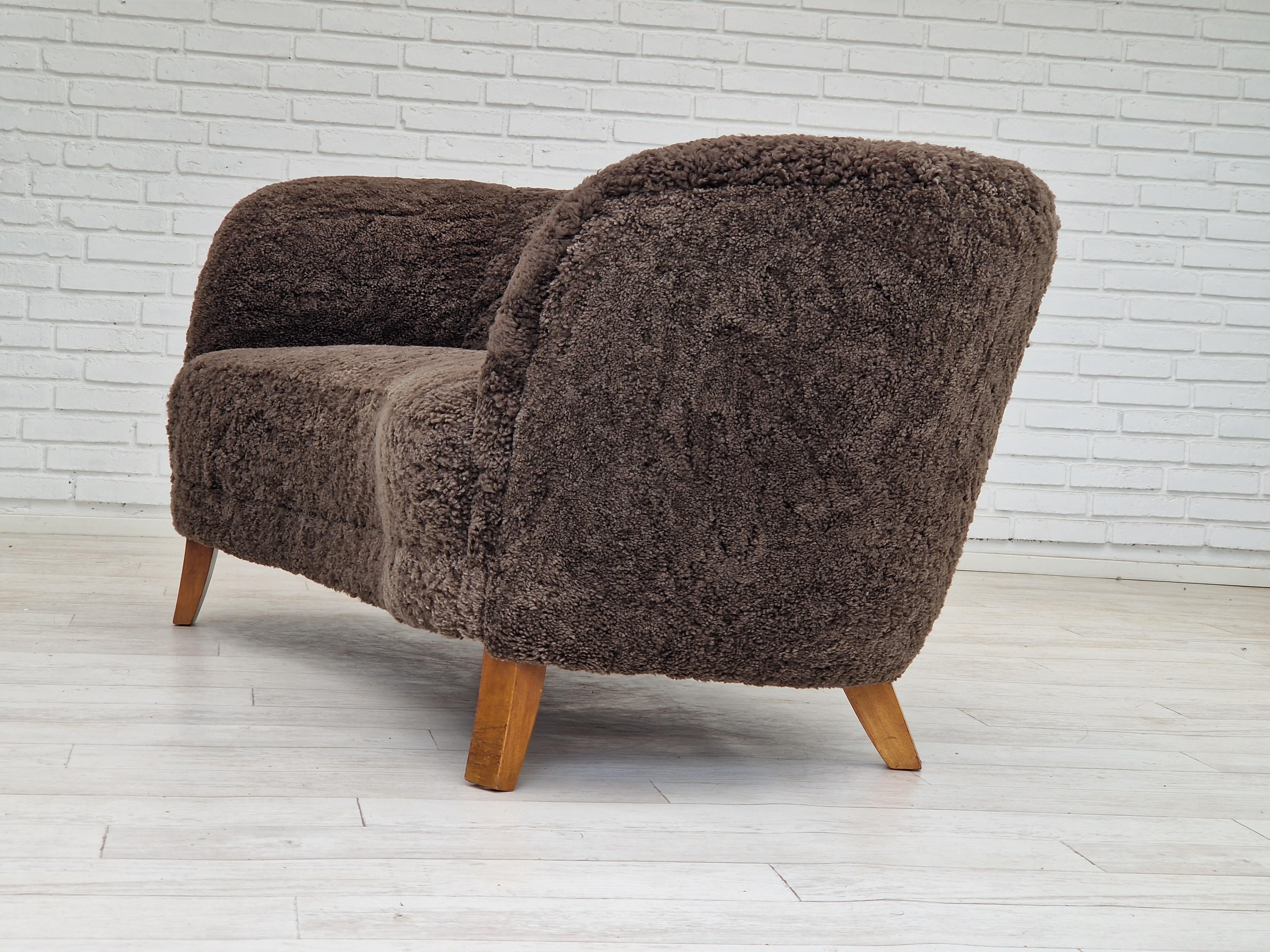 60er Jahre, dänisches Design, renoviertes Sitzmöbel „Banana“, echtes Schafsleder. im Angebot 3
