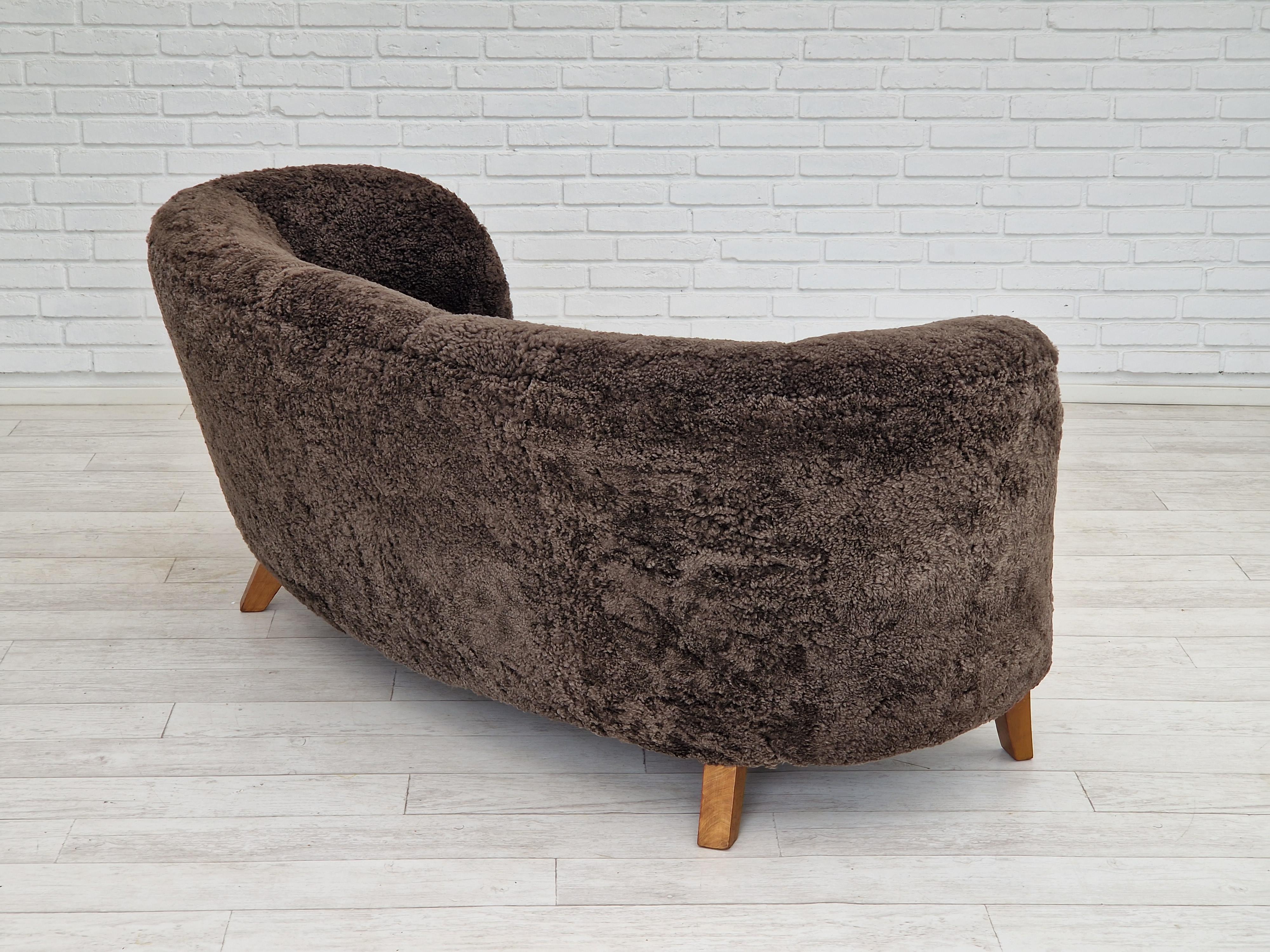 60er Jahre, dänisches Design, renoviertes Sitzmöbel „Banana“, echtes Schafsleder. im Angebot 6