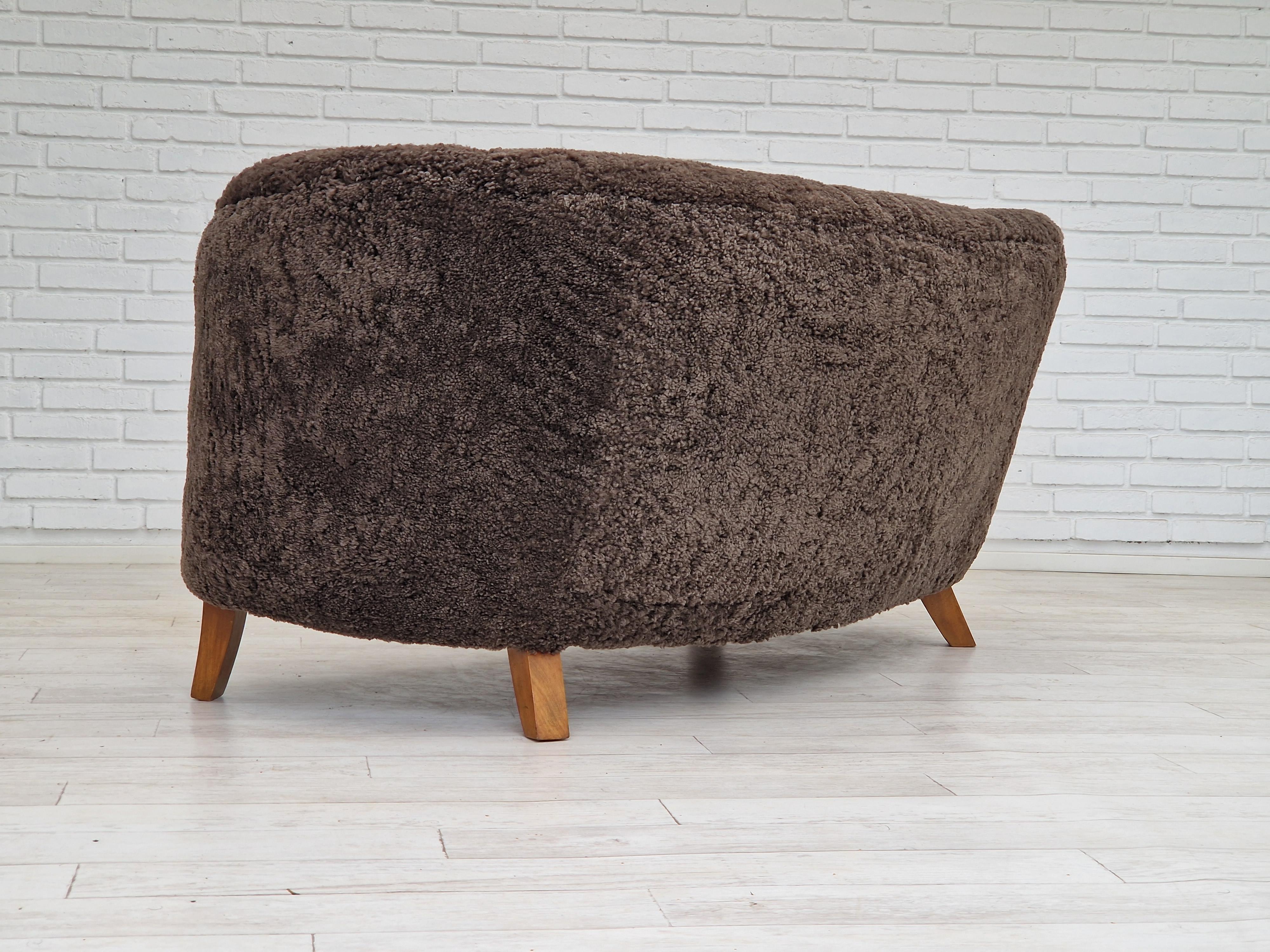 60er Jahre, dänisches Design, renoviertes Sitzmöbel „Banana“, echtes Schafsleder. im Angebot 7