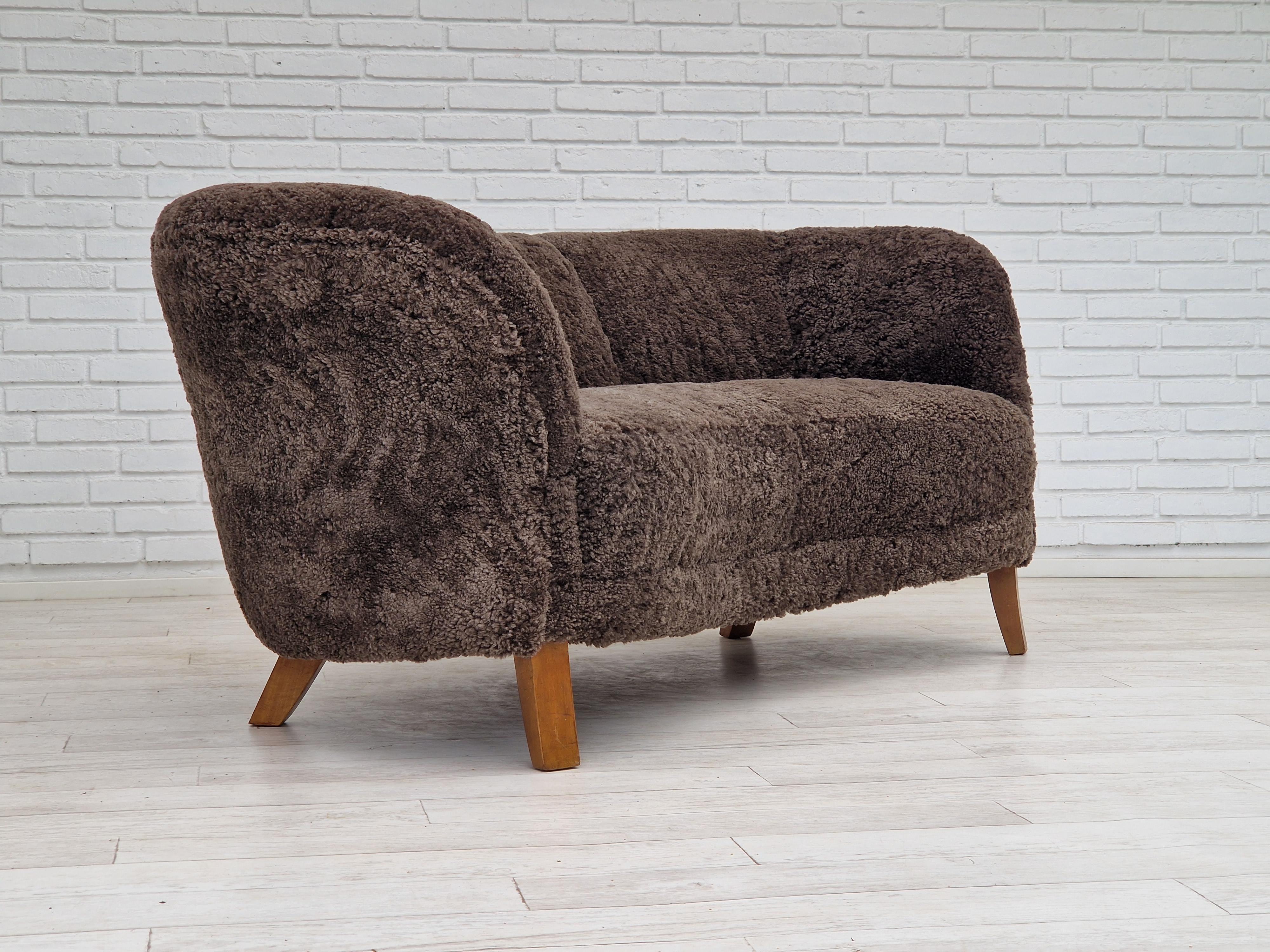 60er Jahre, dänisches Design, renoviertes Sitzmöbel „Banana“, echtes Schafsleder. (Dänisch) im Angebot