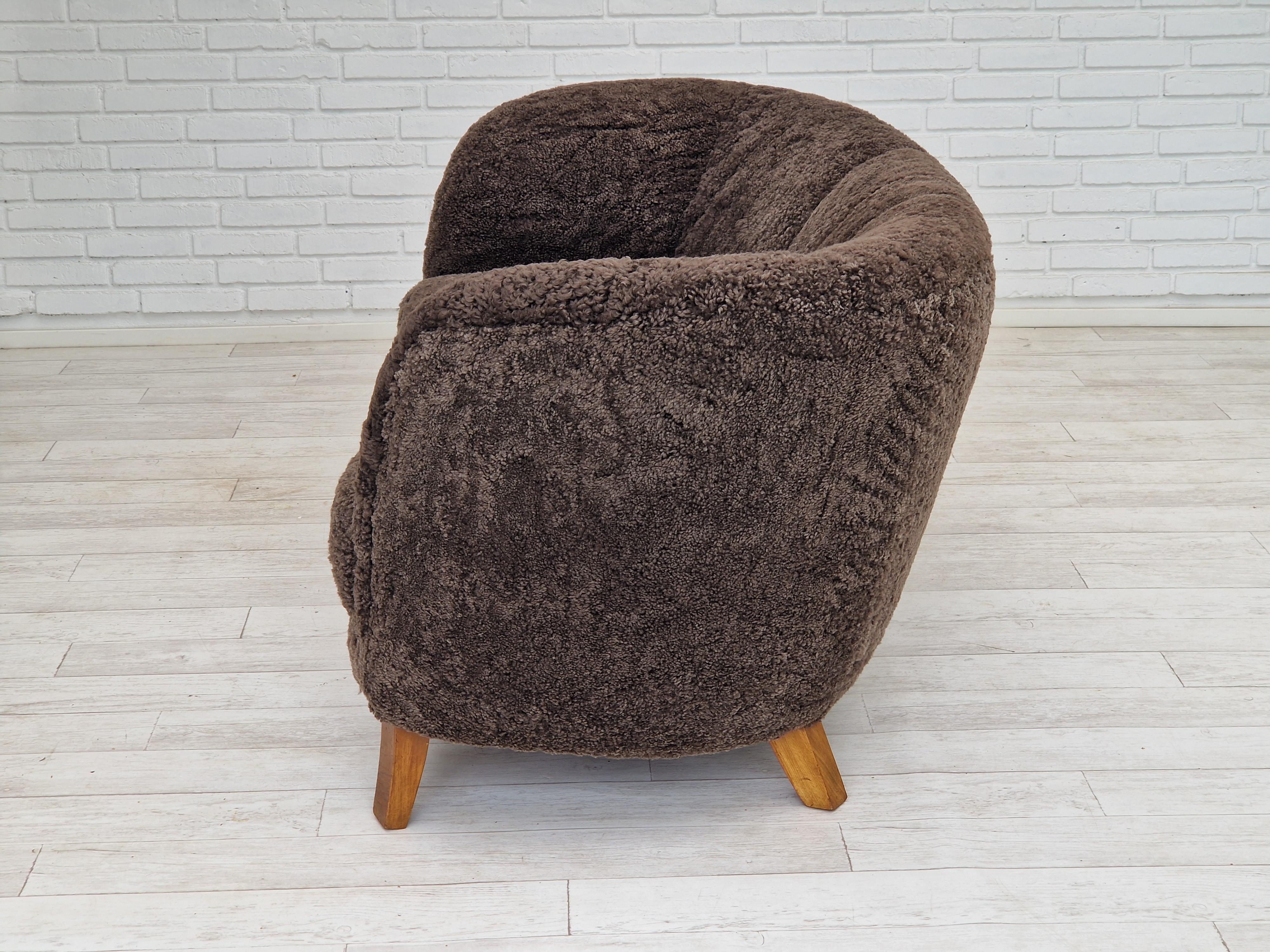 60er Jahre, dänisches Design, renoviertes Sitzmöbel „Banana“, echtes Schafsleder. im Angebot 2
