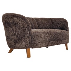 Años 60, diseño danés, sofá renovado "Banana", piel de oveja auténtica.