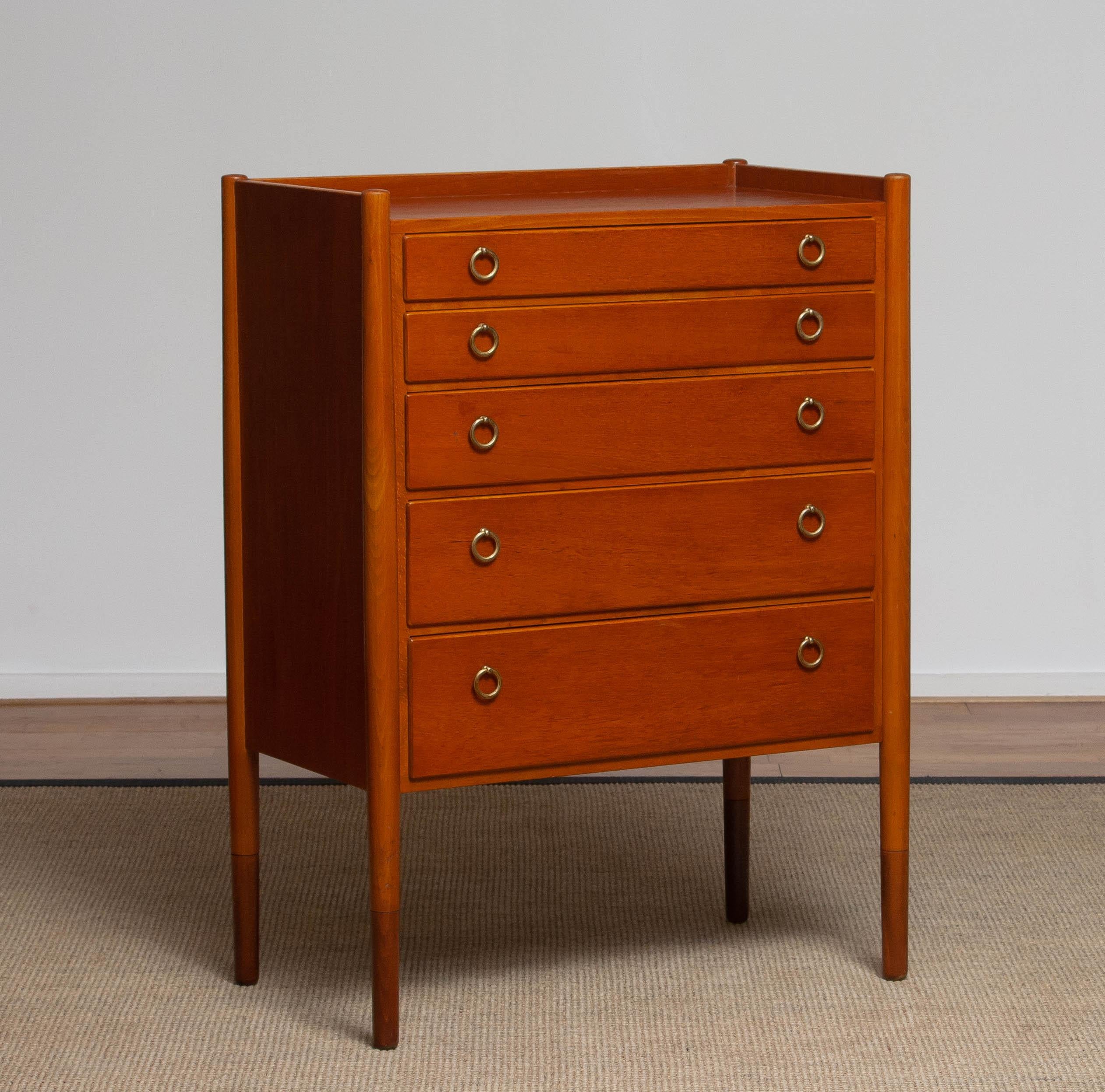 Tall five drawer cabinet / dresser / tall boy in teak and beech manufactured by Treman in Denmark. The design appears to be from Yngve Ekstöm. There are a lot of similarities to the famous 'Bangkok' cabinet.
The handles are made by the Swedish