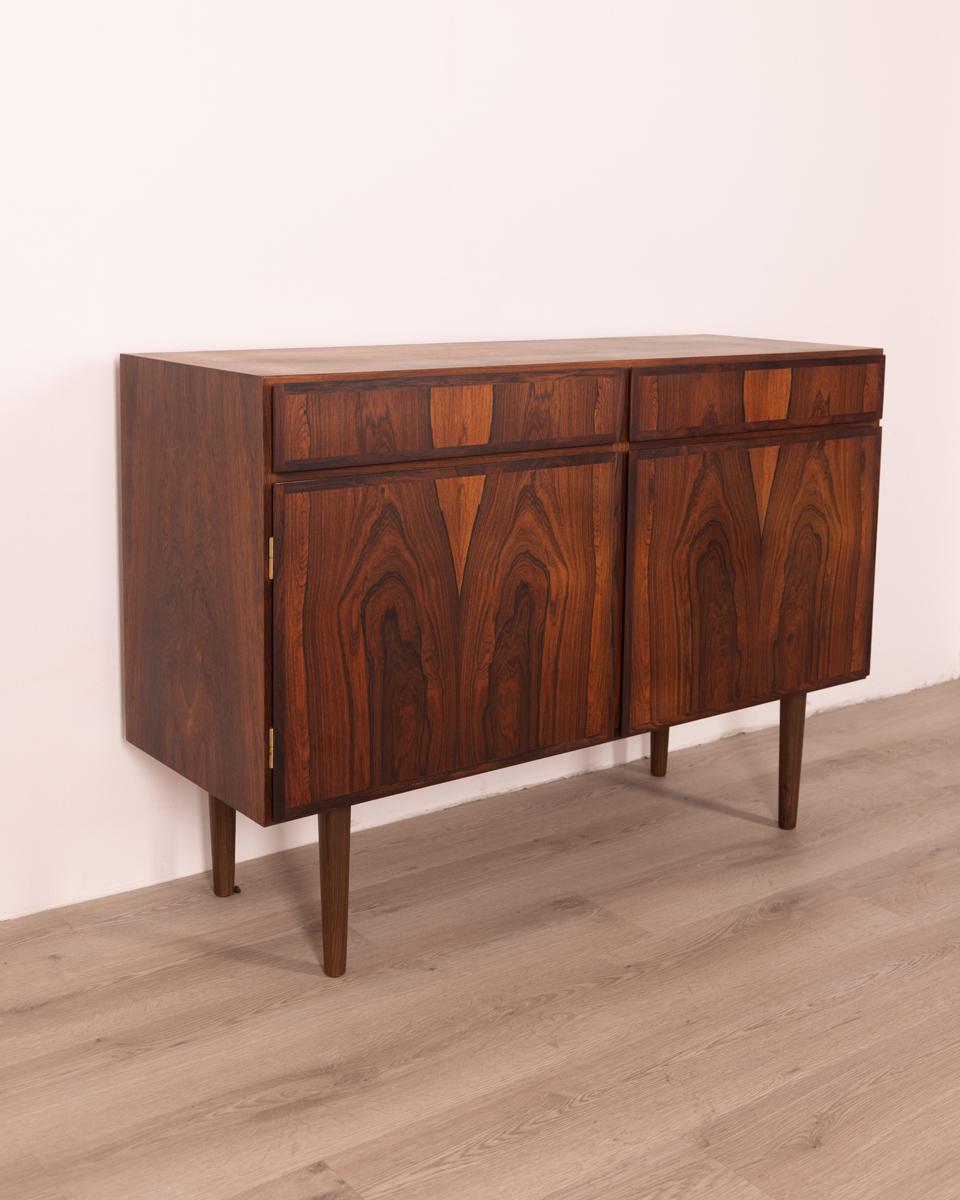 Sideboard sideboard, in rosewood, with two drawers and two doors.
Design Gunni Omann for Omann Jun Møbelfabrik, model no. 3, 60s.

CONDITION: In excellent condition, it may show slight signs of wear caused by time.

DIMENSIONS: height 84 cm;