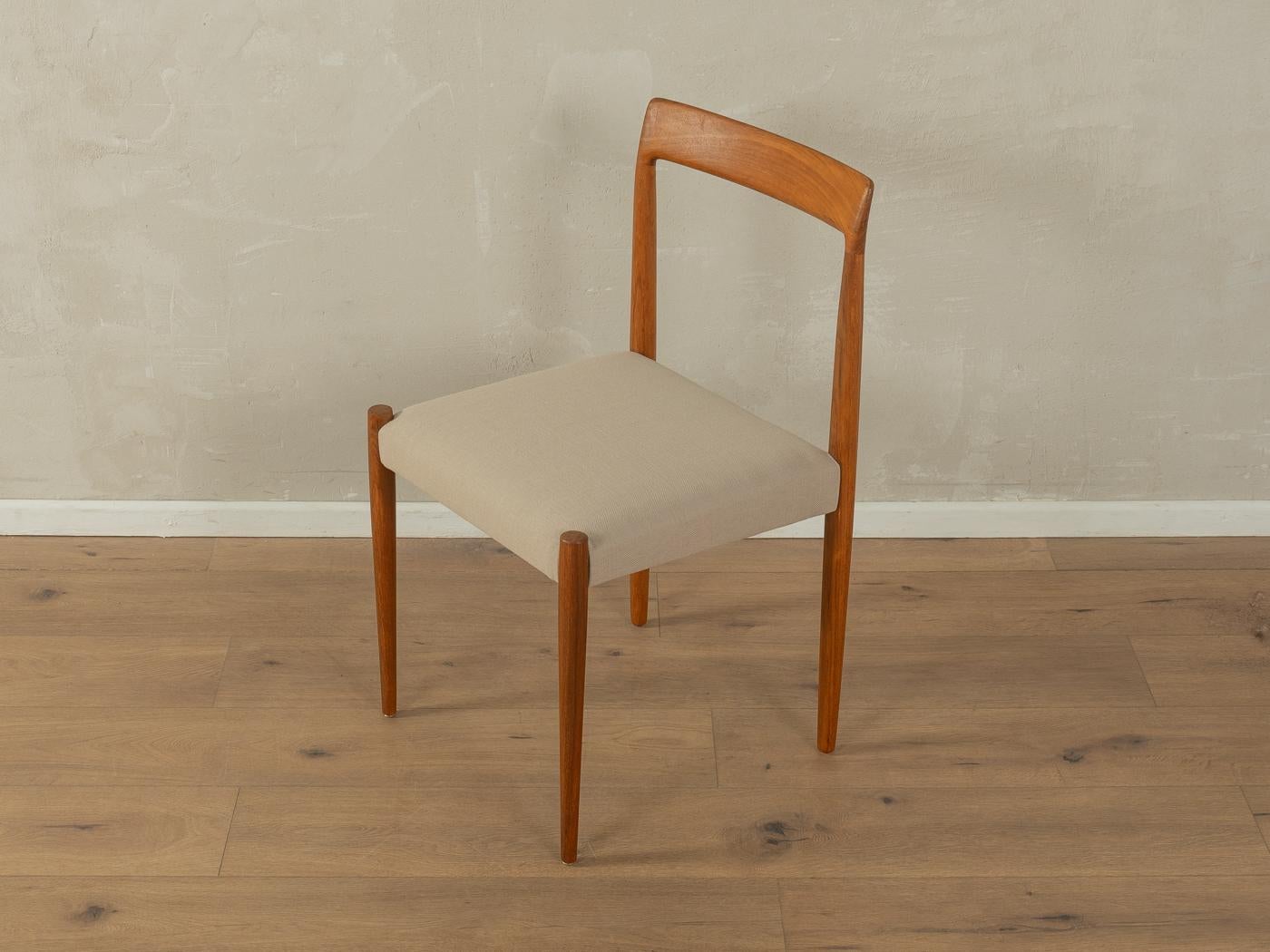 Chaises de salle à manger classiques au design scandinave des années 1960. Cadre en teck massif. Les chaises ont été retapissées et recouvertes d'un tissu beige de grande qualité. L'offre comprend six chaises.

Caractéristiques de qualité :
très bon