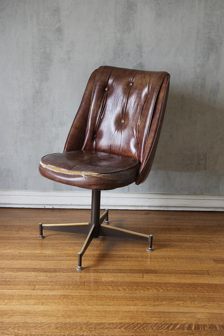 Douglas Furniture Company Chaise en faux cuir. 
Chaise pivotante avec base en aluminium et pieds en laiton. 
Besoin de restauration pour le faux cuir.
