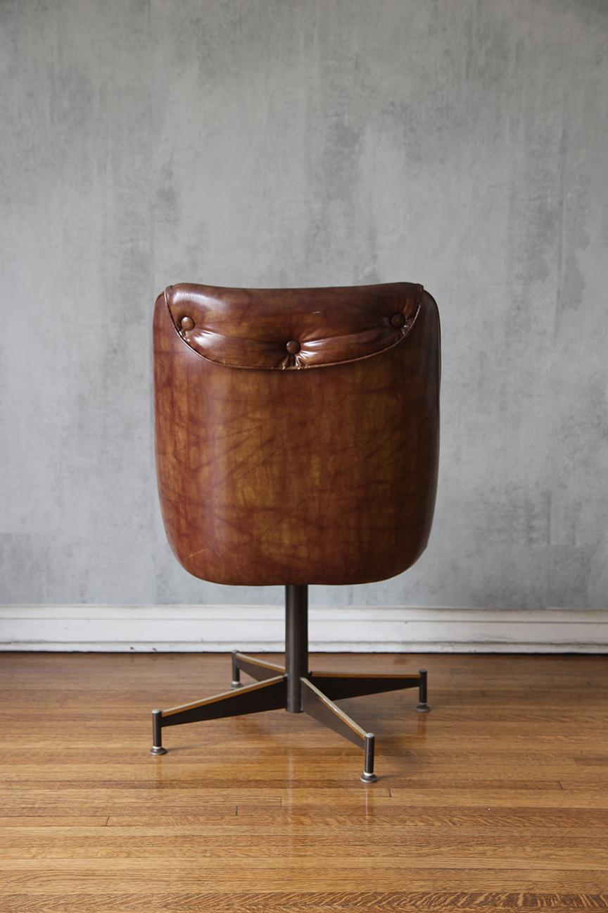 Américain Chaise de bureau pivotante en simili-cuir I Douglas des années 1960 en vente